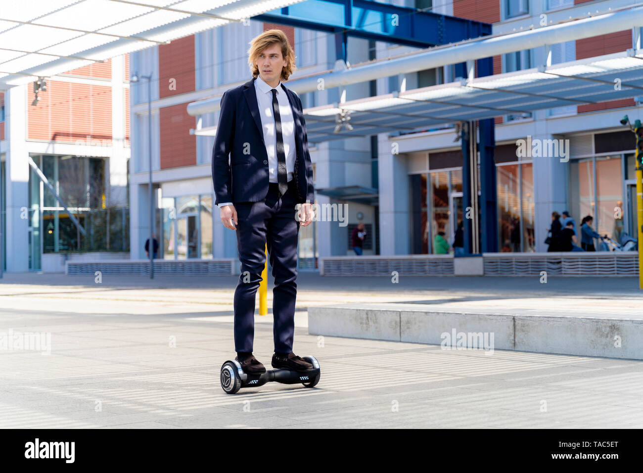 Italien, Florenz, junge Unternehmer, hoverboard in der Stadt Stockfoto