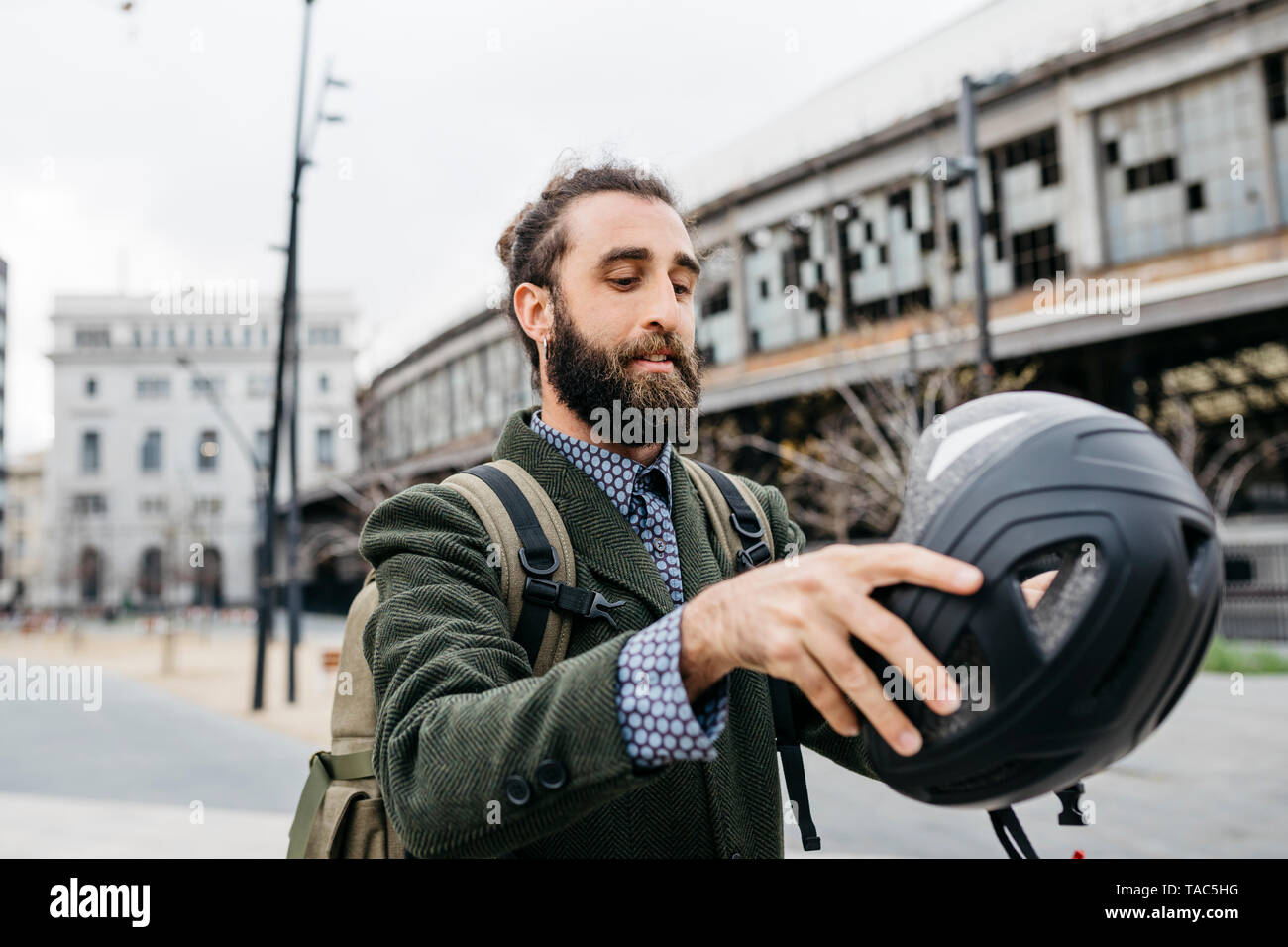 Portrt des Menschen setzen auf fahrradhelm in der Stadt Stockfotografie -  Alamy