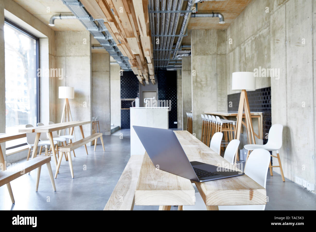 Laptop auf Holzbretter in modernen Büro Stockfoto