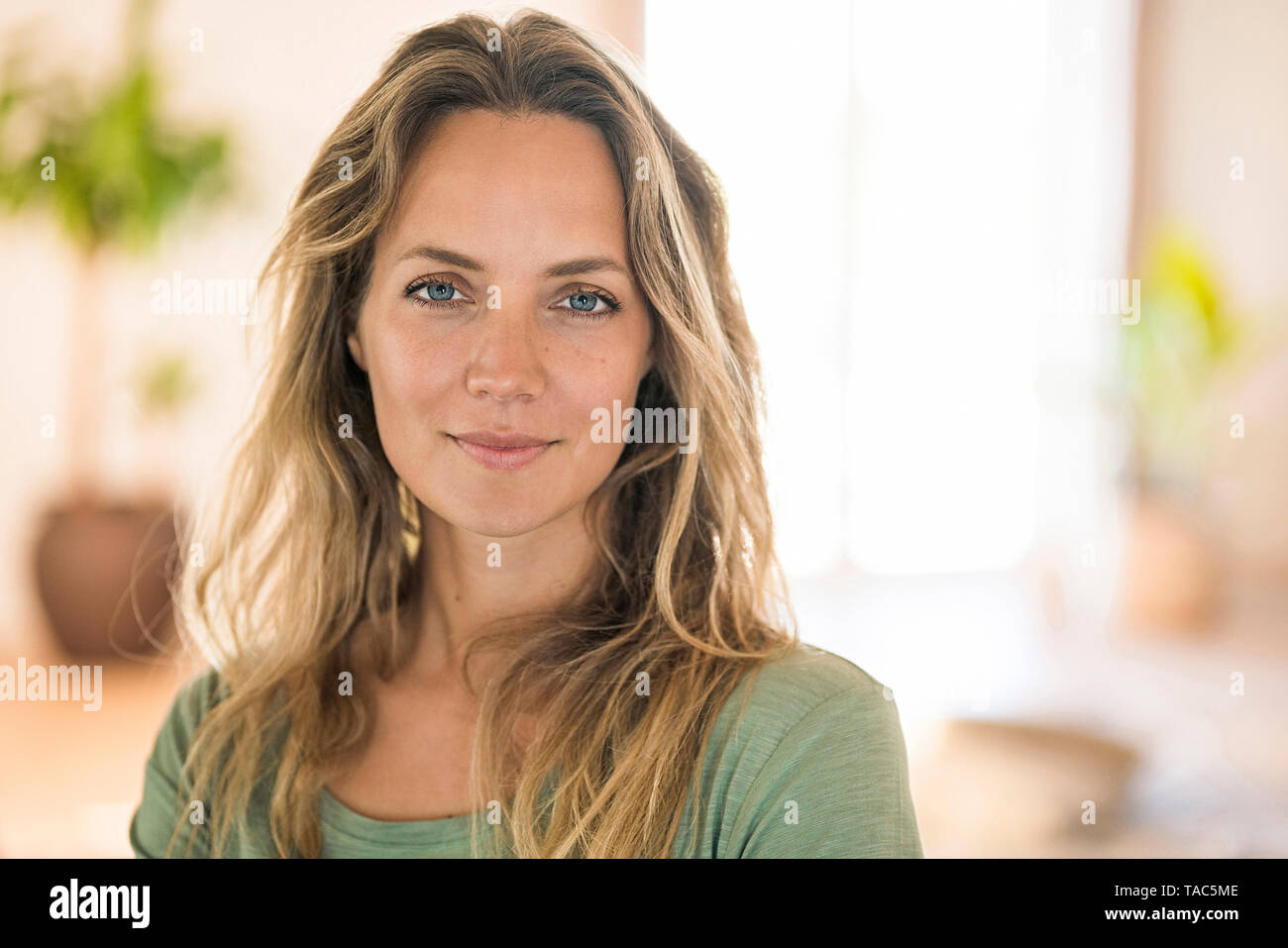 Portrait von lächelnden blonde Frau zu Hause Stockfoto