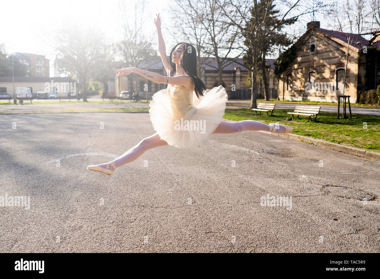 Italien, Verona, Ballerina tanzen in der Stadt mitten in der Luft springen Stockfoto