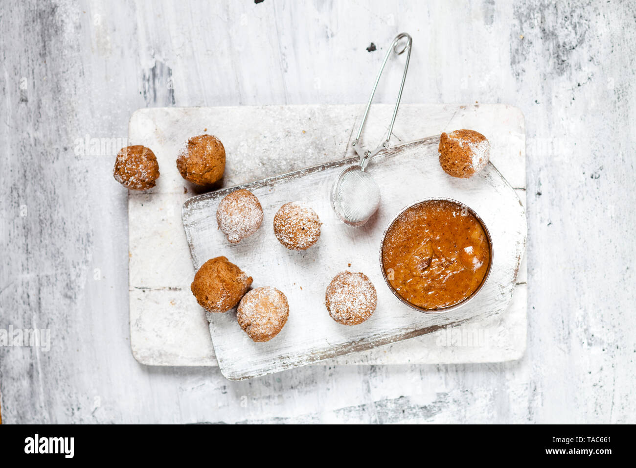 Donut Löcher mit Karamellsauce Stockfoto
