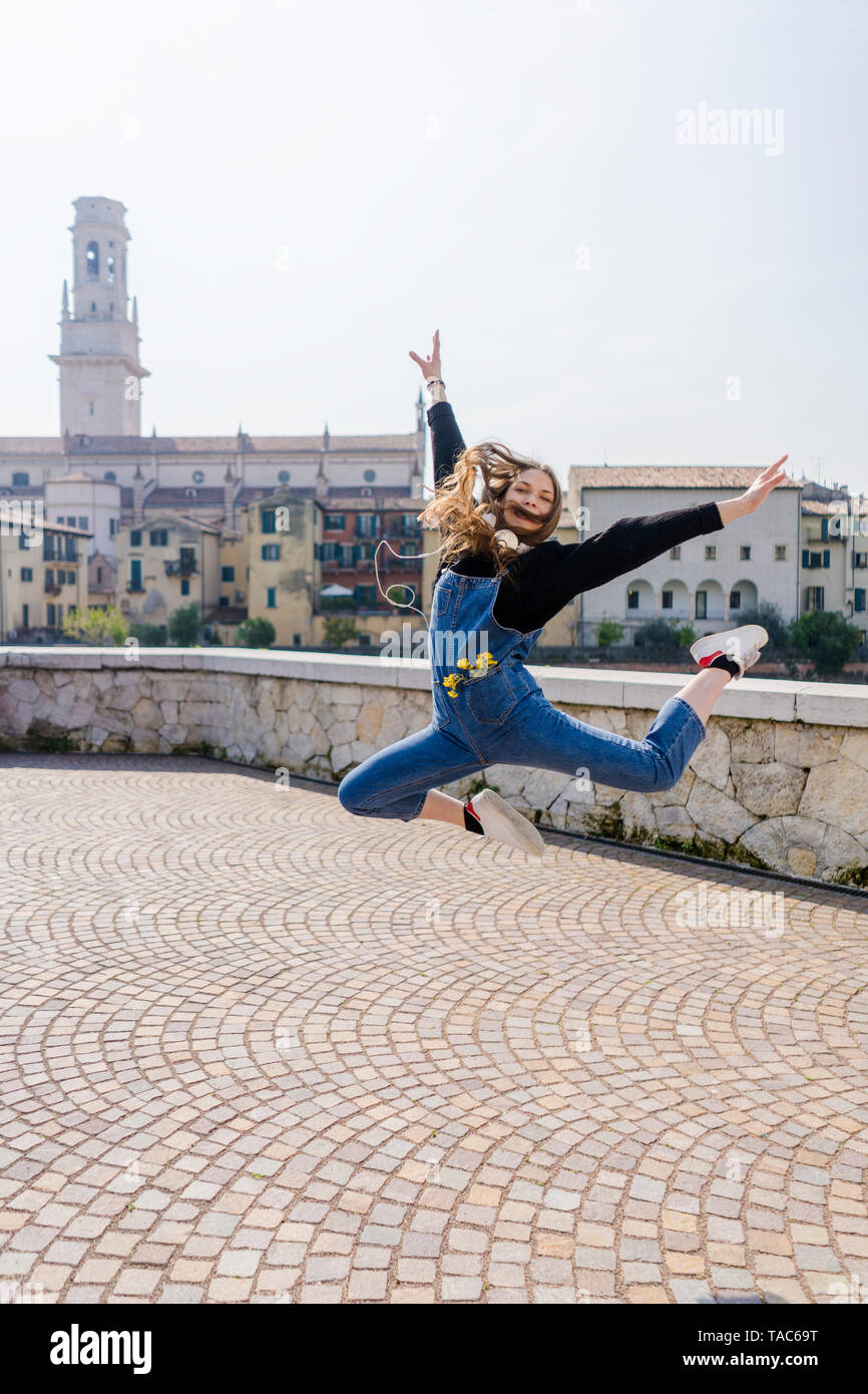 Junge Frau springen in Verona Stockfoto