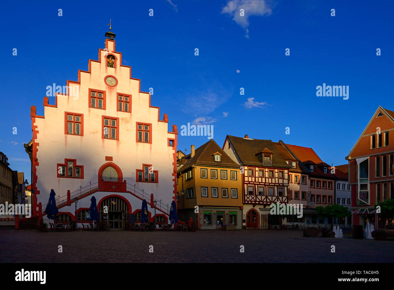 Deutschland, Bayern, Franken, Unterfranken, Karlstadt am Main, Historisches Rathaus, Marktplatz im Sonnenuntergang Stockfoto