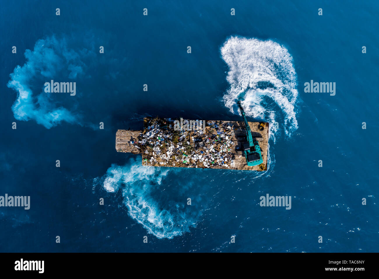 Malediven, Süd-Male-Atoll, Kunststoff Entsorgung mit Digger von oben Stockfoto