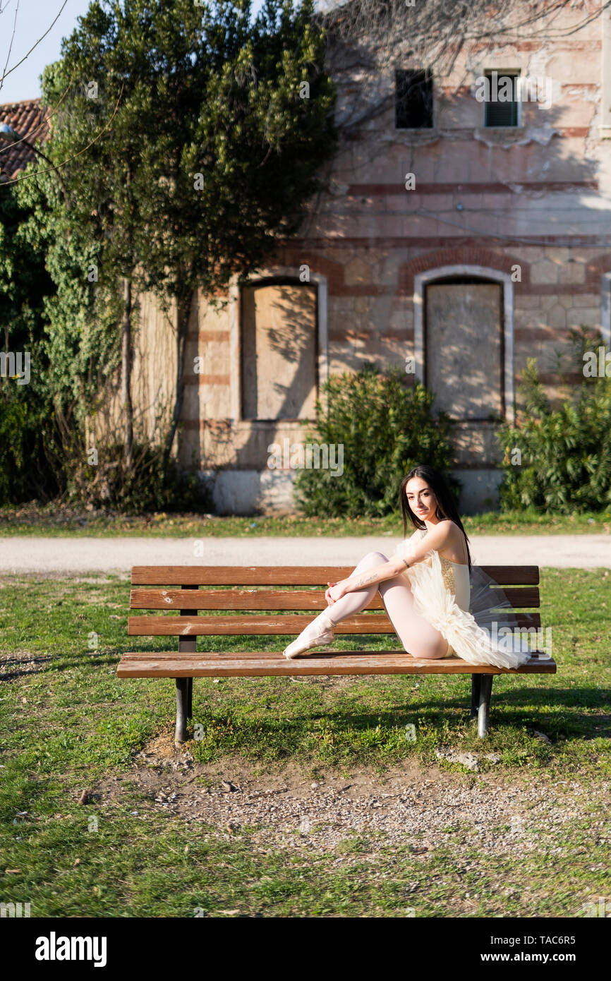 Italien, Verona, Portrait von Ballerina sitzt auf der Bank in der Stadt Stockfoto