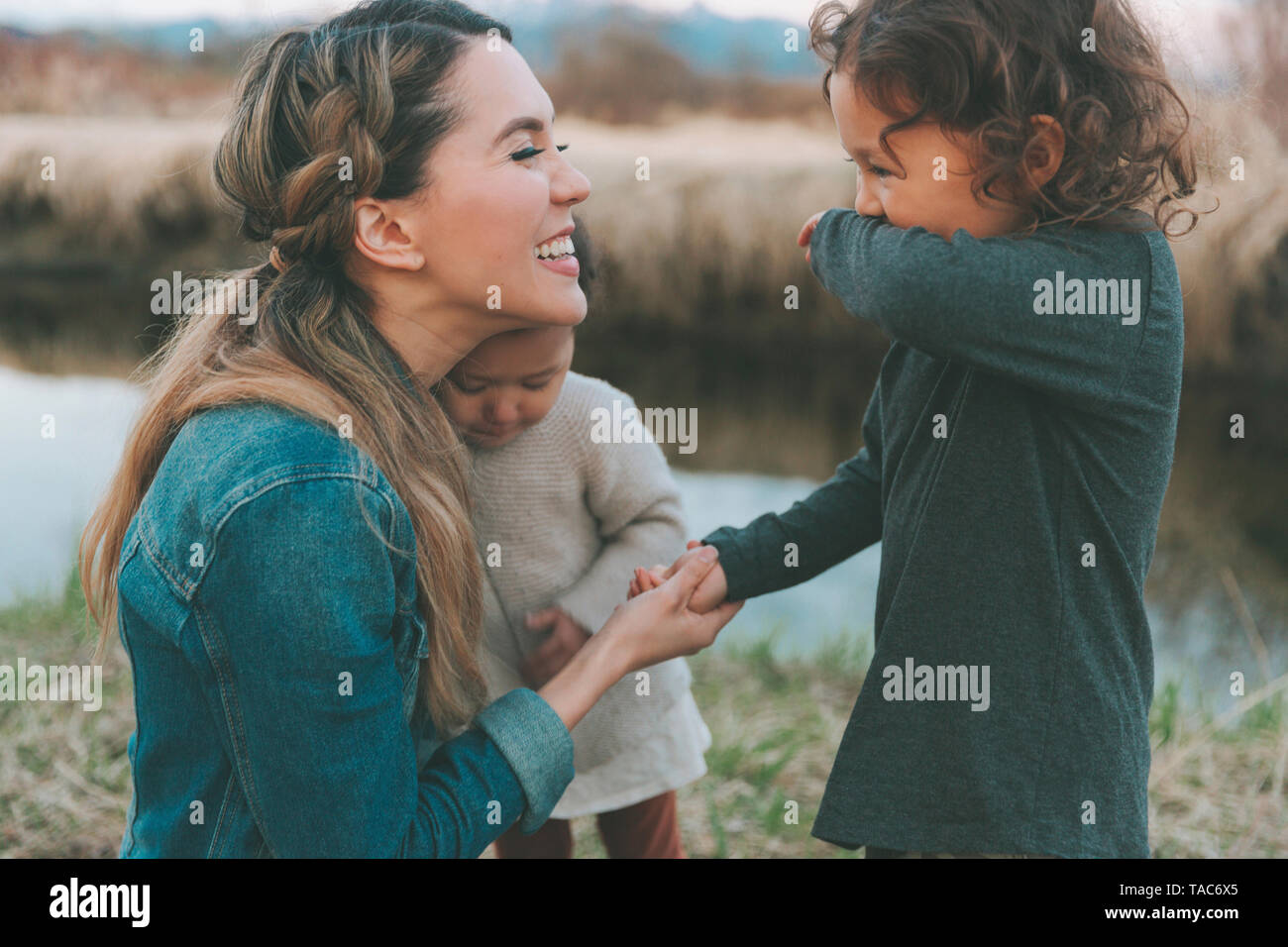 Mutter Spaß mit Ihren Kindern in der Natur, der Sohn von Hand halten Stockfoto