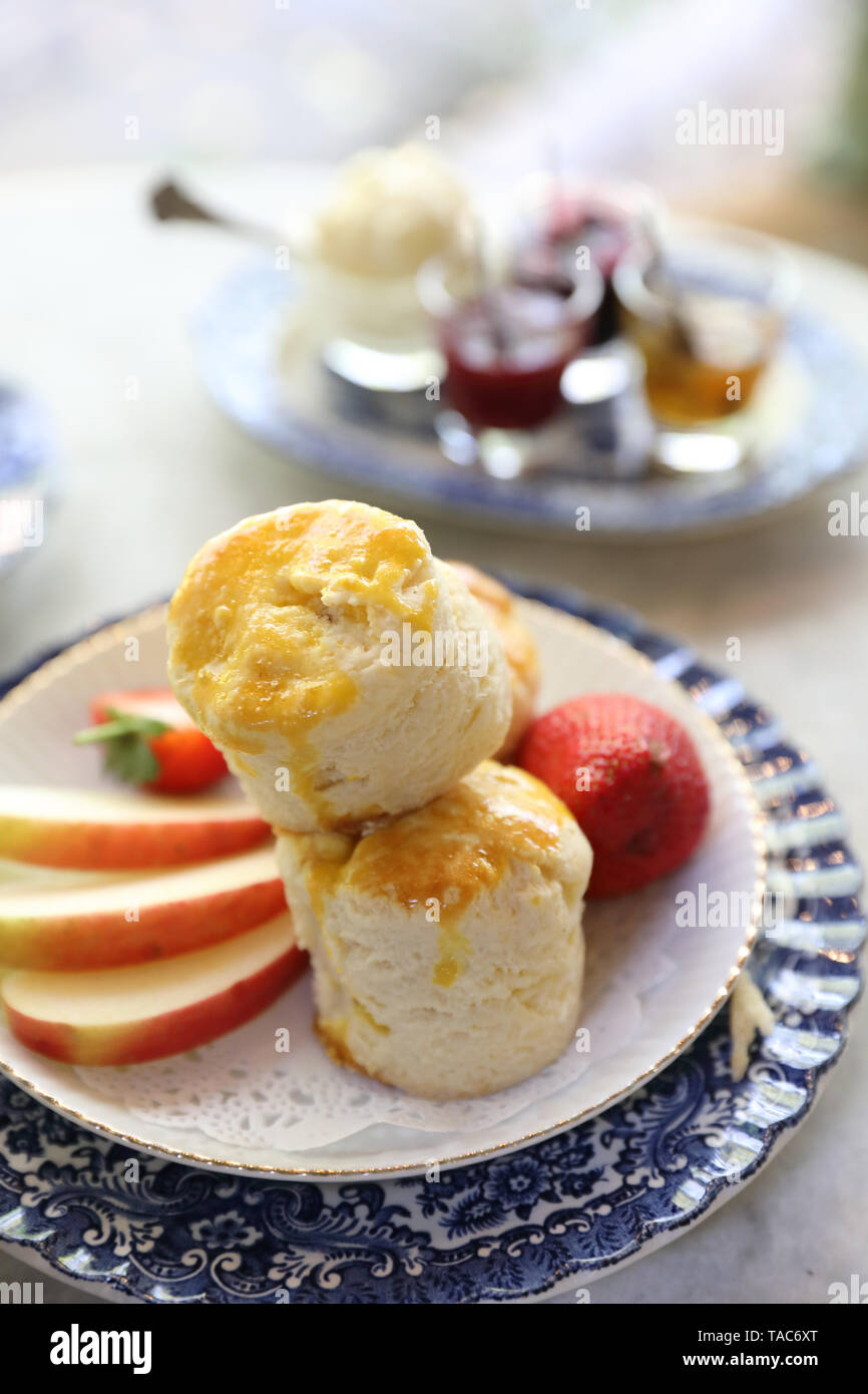 Scones mit Marmelade und Tee Englisch gebackenen Nachtisch Stockfoto