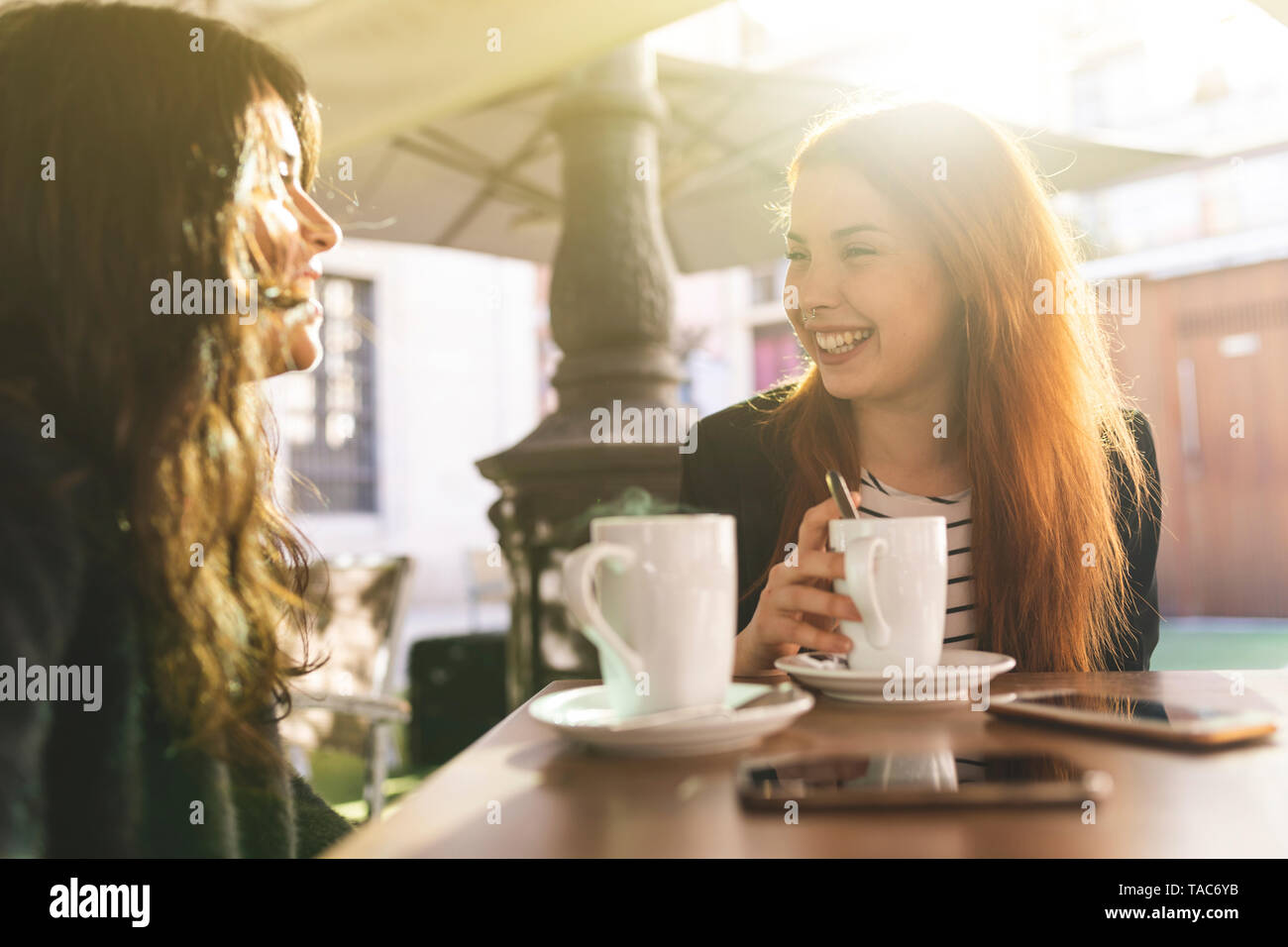 Zwei Frauen, die Spaß an Cafe Stockfoto