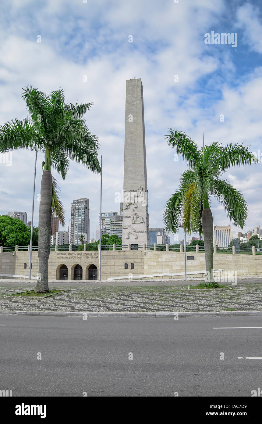 Sao Paulo SP, Brasilien - 02 März, 2019: Obelisk von Ibirapuera Park, auch bekannt als Obelisco Mausoleu aos Herois de 32. Stockfoto