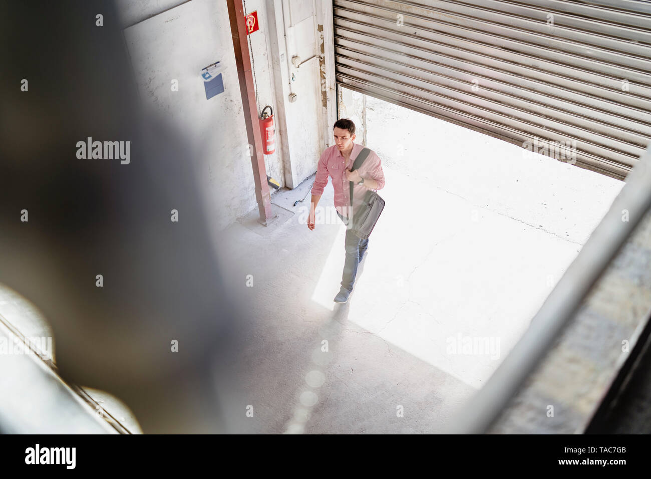 Aus der Vogelperspektive Mitarbeiter gehen mit Laderampe in einer Fabrik Stockfoto