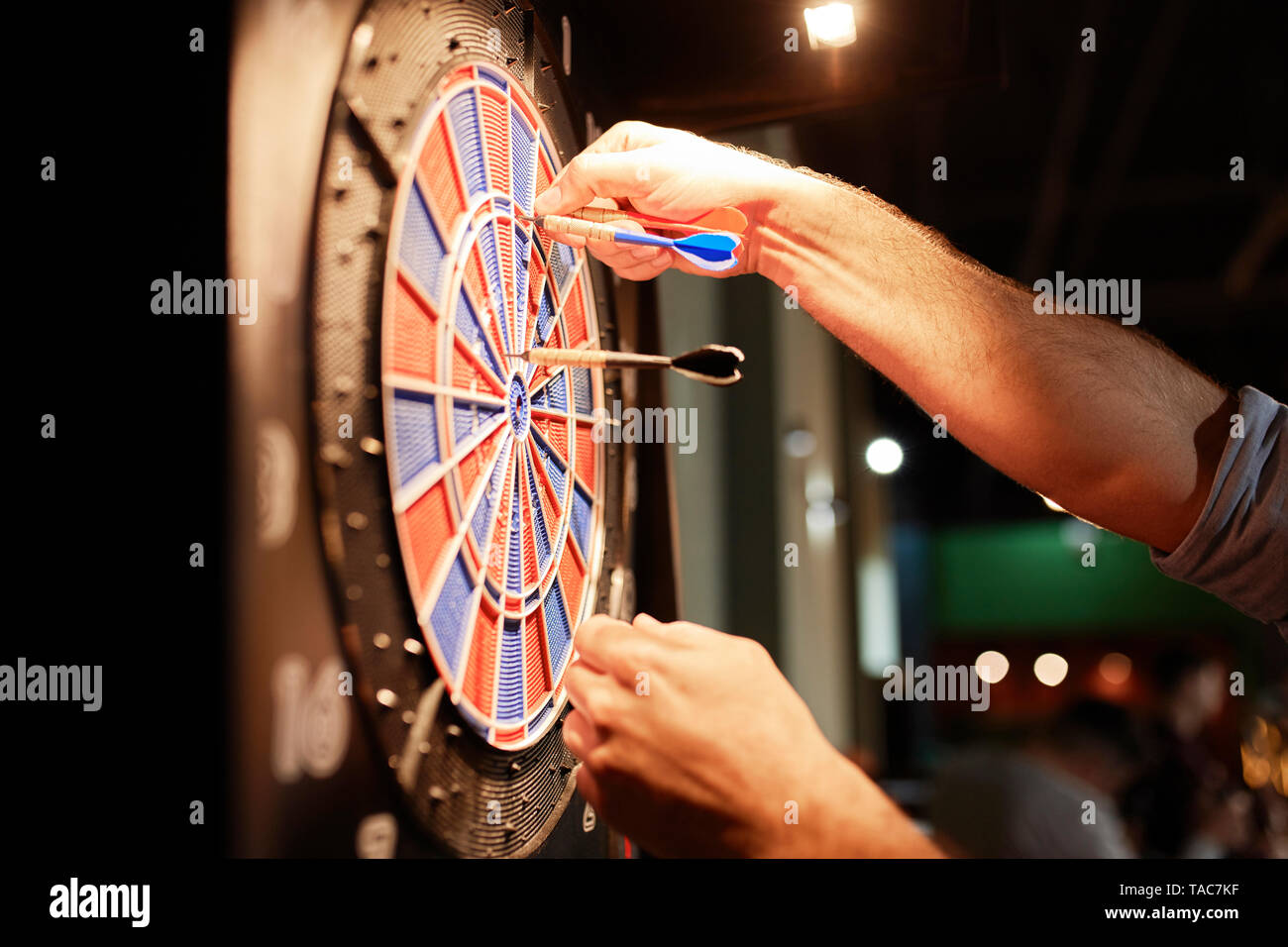 Close-up des Menschen, die Dart elektronische Dartscheibe Stockfoto