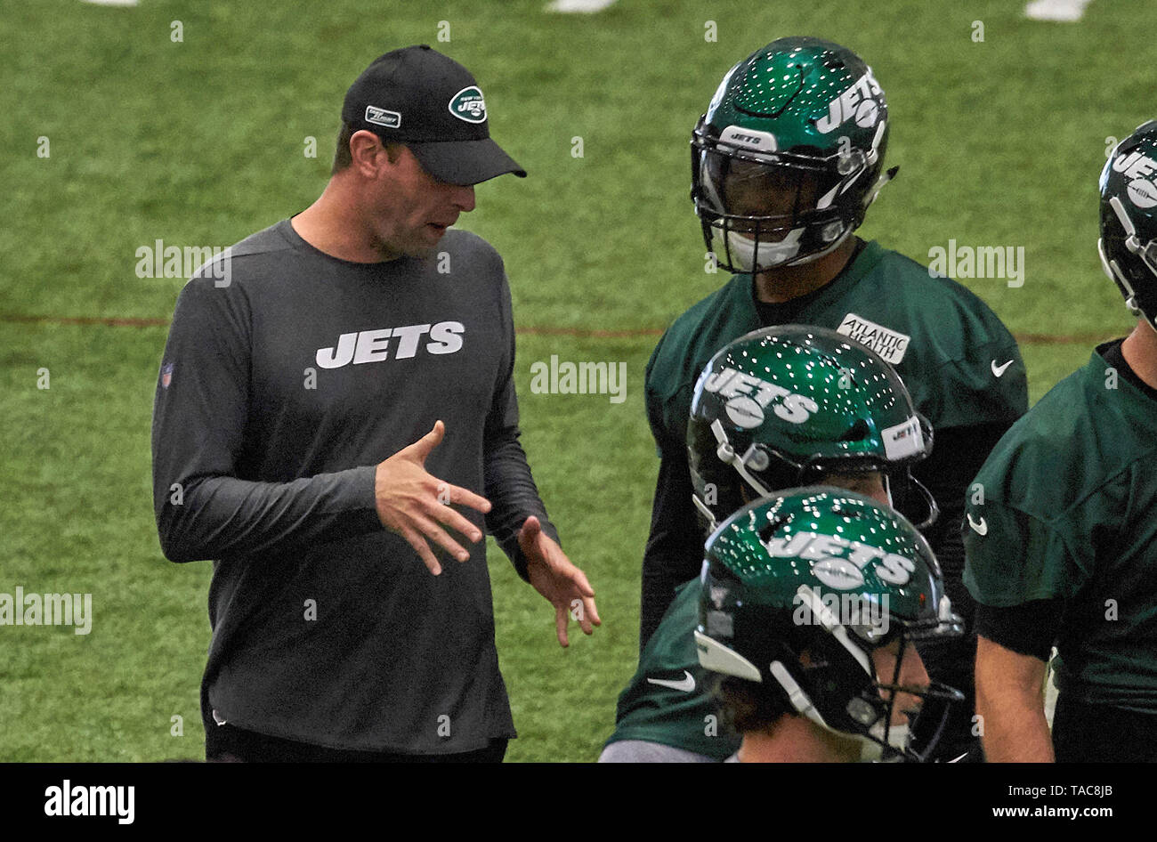 Florham Park, New Jersey, USA. 23 Mai, 2019. New York Jets Head Coach Adam Gase Anweisungen zu erteilen, zurück laufen Trenton Kanone (40) Während der organisierten Team Aktivitäten auf der Atlantic Health Jets Training Center in Florham Park, New Jersey. Duncan Williams/CSM/Alamy leben Nachrichten Stockfoto