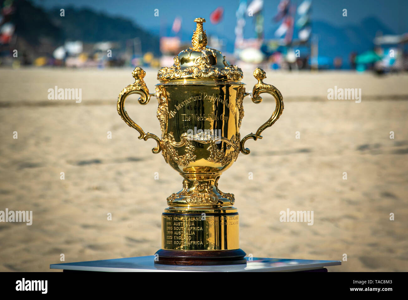 Rio De Janeiro, Brasilien. 23 Mai, 2019. Der Rugby World Cup Trophäe Webb Ellis Cup wurde von Welt Rugby am Donnerstag, 23., für einen Besuch in der Rugby Fluss offene Schulungen im Bereich der Copacabana Strand entfernt, auf der Höhe von Posto 2 in Rio im Januar, RJ. Credit: André Horta/FotoArena/Alamy leben Nachrichten Stockfoto