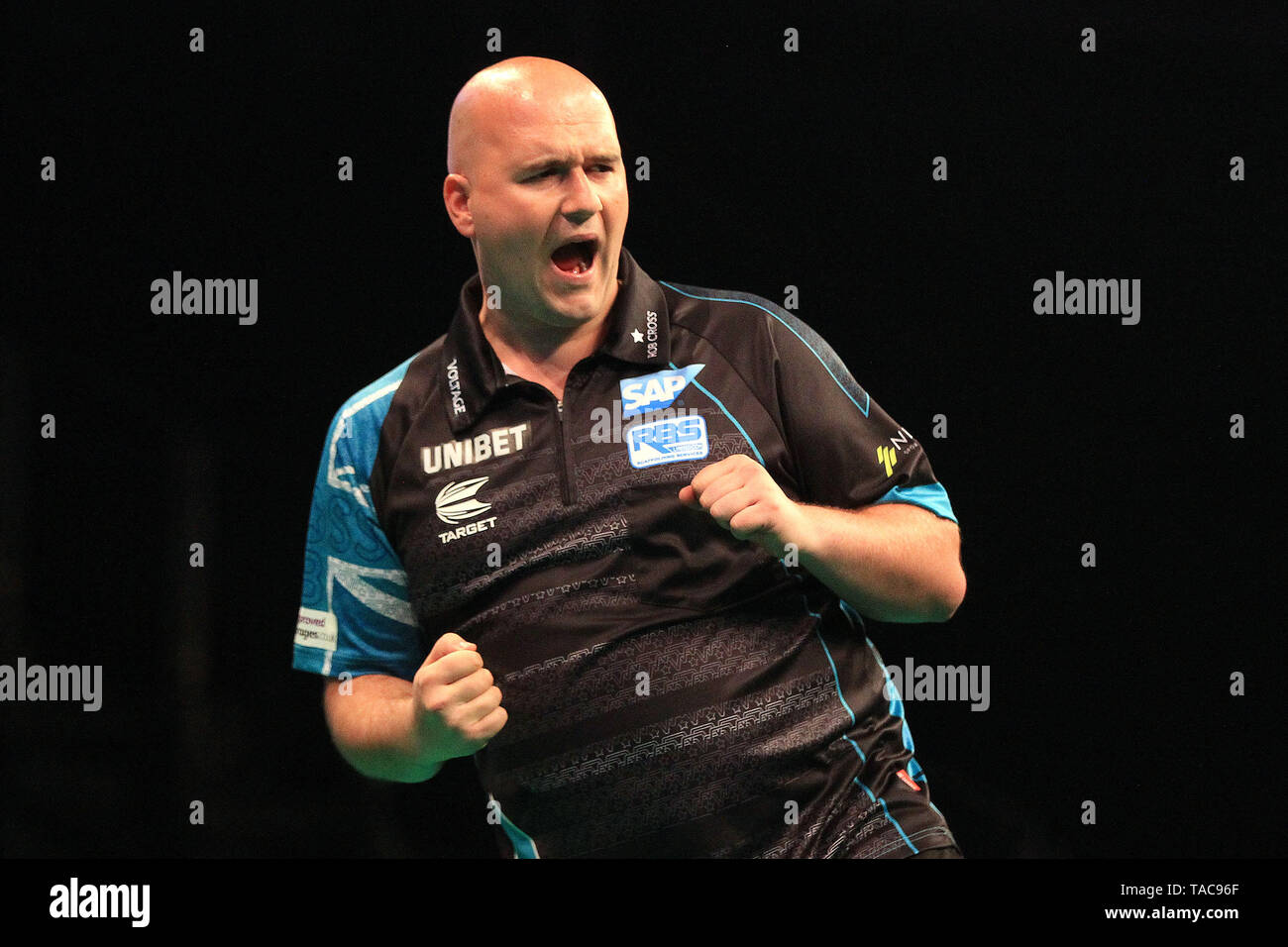 London, Großbritannien. 23 Mai, 2019. Rob Cross feiert in seinem Halbfinale gegen James Wade. 2019 Unibet Premier League Darts, Play-offs in der O2 Arena in London am Donnerstag, den 23. Mai 2019 Dieses Bild dürfen nur für redaktionelle Zwecke verwendet werden. Nur die redaktionelle Nutzung, eine Lizenz für die gewerbliche Nutzung erforderlich. pic von Steffan Bowen/Andrew Orchard sport Fotografie/Alamy Live news Credit: Andrew Orchard sport Fotografie/Alamy leben Nachrichten Stockfoto