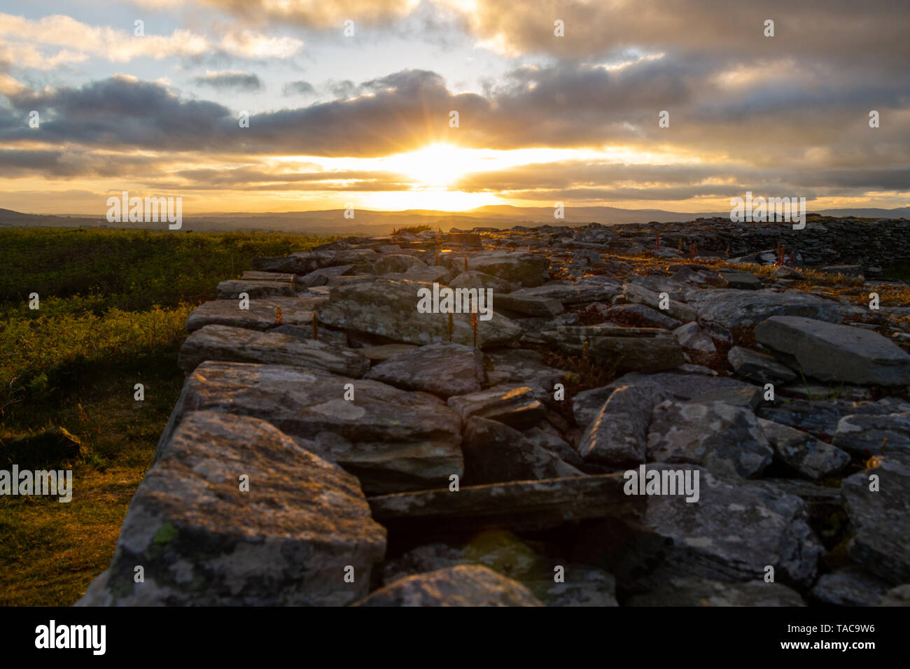 Knockdrum Stein Fort, West Cork, Irland, 23. Mai 2019, die Sonne über Knockdrum Stein Fort eine alte Stein Monolith in Castlehaven West Cork. Kredit aphperspective/Alamy leben Nachrichten Stockfoto