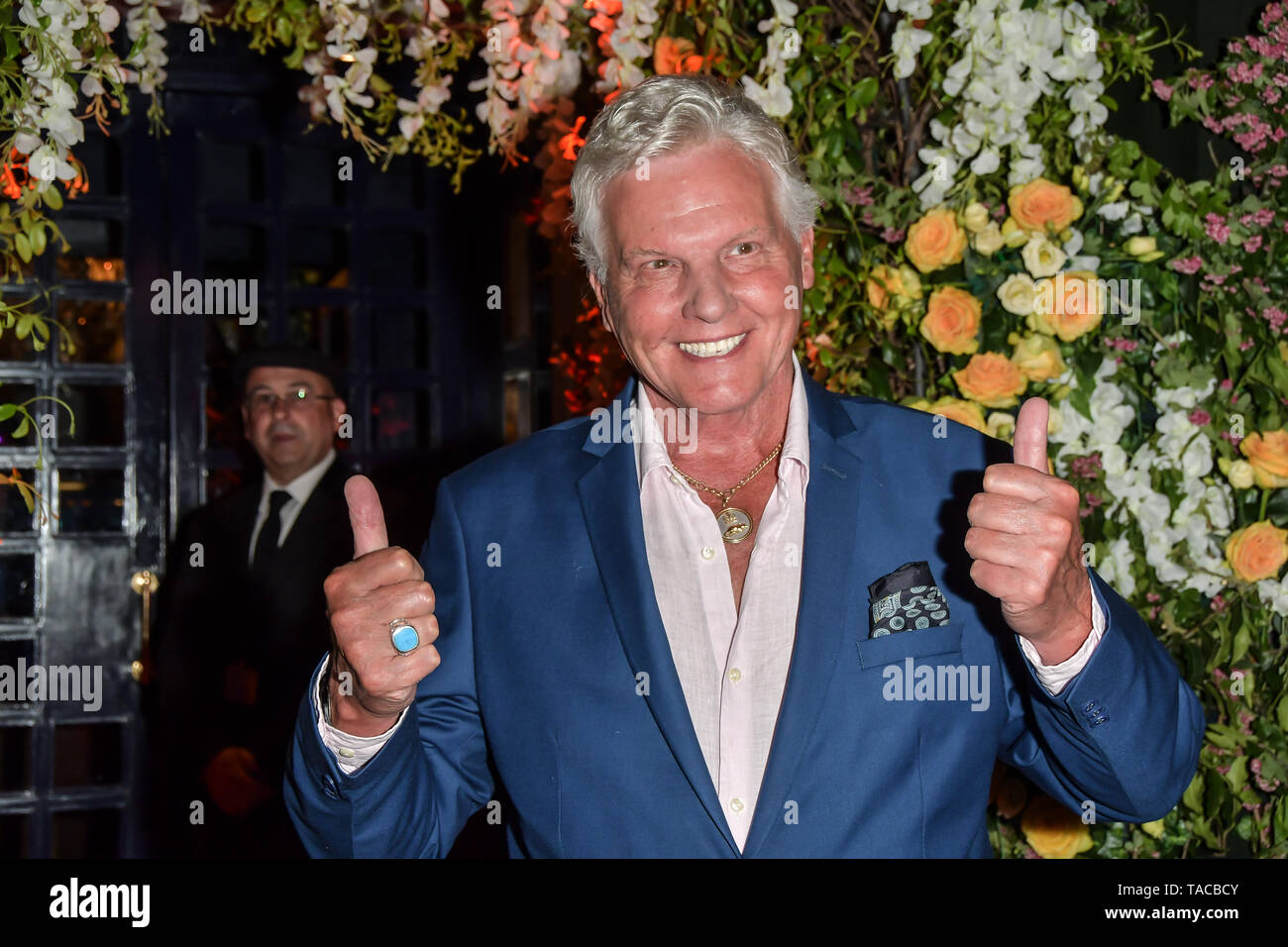 London, Großbritannien. 23. Mai 2019. Jess Conrad kommt an Tramp Mitglieder Club 40 Jermyn Street, am 23. Mai 2019, London, UK. Bild Capital/Alamy leben Nachrichten Stockfoto