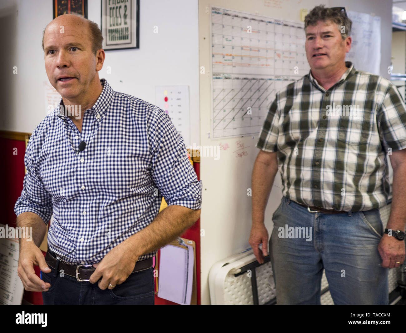 Des Moines, Iowa, USA. 23 Mai, 2019. Kongressabgeordnete John DELANEY (D-MD), Touren die Iowa Essen Kooperative in Des Moines. Er bereiste die Co-op, um zu helfen, zu verstehen, wie Iowa Bauern neue Märkte finden. Delaney ist der demokratische Kandidat für die US-Präsidentschaft bei den Wahlen von 2020 zu sein und hat besucht alle 99 von Iowa in den Grafschaften. Iowa hosts traditionell die erste Wahl bei den Präsidentschaftswahlen. Die Iowa Caucuses wird am Februar 3, 2020. Credit: Jack Kurtz/ZUMA Draht/Alamy leben Nachrichten Stockfoto