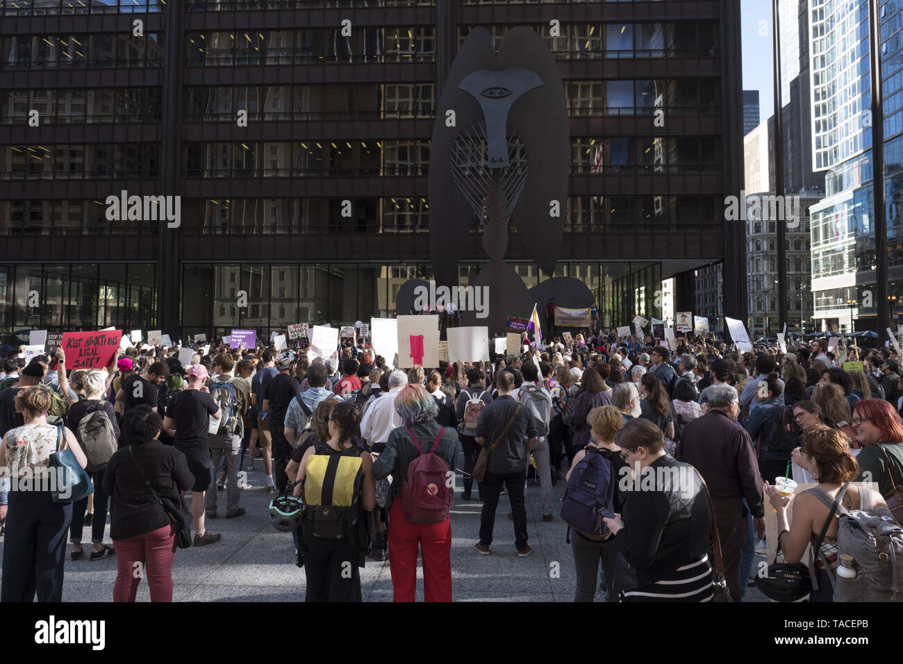 Chicago, IL, USA. 23 Mai, 2019. Frauen in Chicago protestierten die schwungvolle Abtreibung Bands. Bei Daley Plaza und vor der Trump Tower. Nach mehreren Staaten restriktive Abtreibung verbietet. Credit: Rick Majewski/ZUMA Draht/Alamy leben Nachrichten Stockfoto