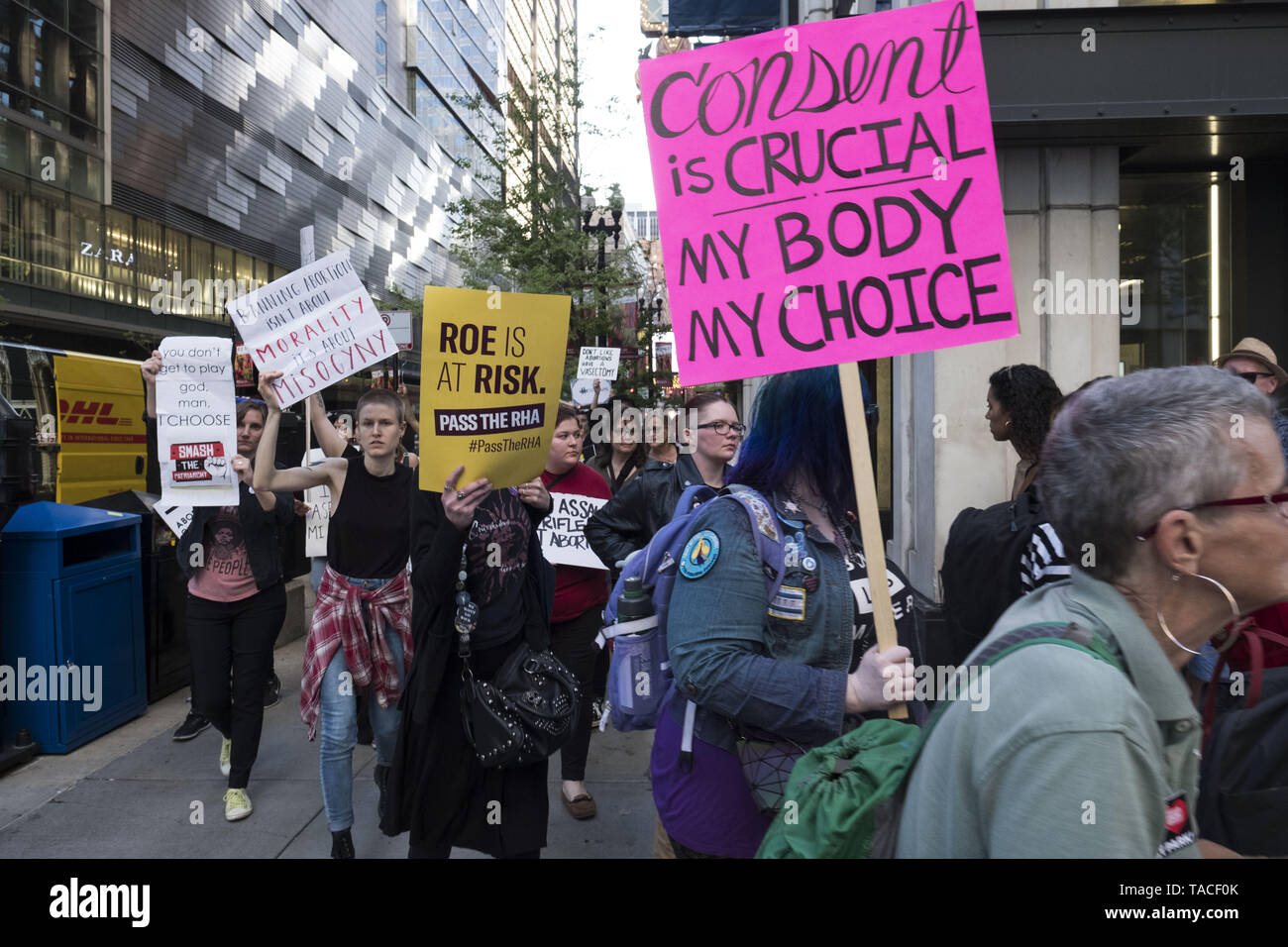 Chicago, IL, USA. 23 Mai, 2019. Frauen in Chicago protestierten die schwungvolle Abtreibung Bands. Bei Daley Plaza und vor der Trump Tower. Nach mehreren Staaten restriktive Abtreibung verbietet. Credit: Rick Majewski/ZUMA Draht/Alamy leben Nachrichten Stockfoto