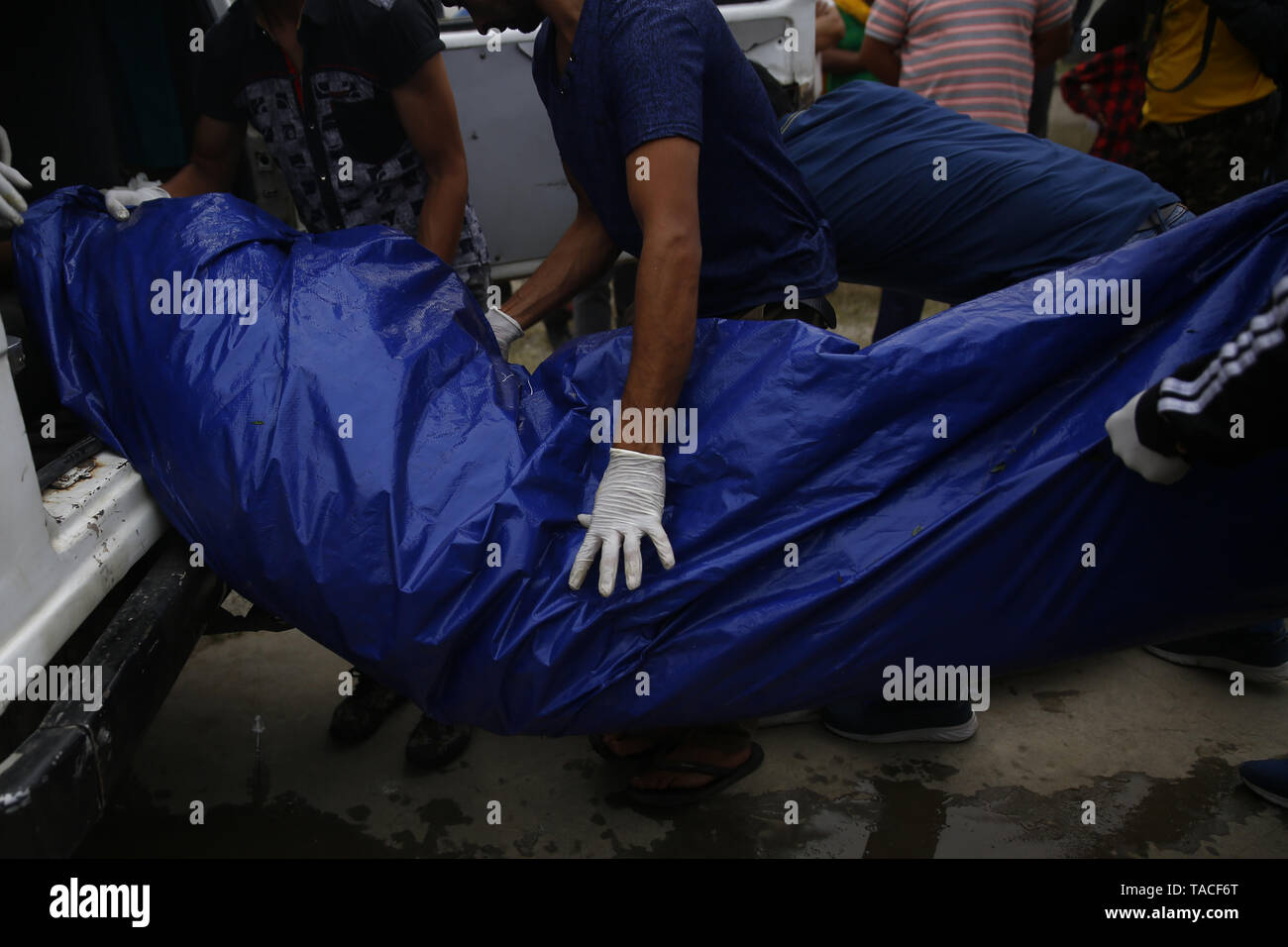 Kathmandu, Nepal. 23 Mai, 2019. Ein 12-köpfiges Team einschließlich Nepal Armee bringt vier Leichen auf einem Hubschrauber für post mortem nach Während der Mount Everest cleanup Kampagne höchsten Gipfel der Welt bei Teaching Hospital in Kathmandu, Nepal am Donnerstag, den 23. Mai 2019 zum Reinigen entfernt werden. Credit: Skanda Gautam/ZUMA Draht/Alamy leben Nachrichten Stockfoto