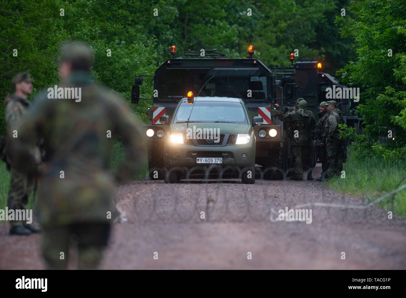 Altengrabow, Deutschland. 22. Mai, 2019. Schwere Transporter der Logistik Bataillons 171, axony-Anhalt' warten auf die Verladung von Kettenfahrzeugen. Die Übertragung der schweren Ausrüstung von der Schiene auf die Straße war Teil eines Bataillons Feld ausüben. 600 Soldaten beteiligten sich an der Übung, die am 13. Mai 2019 begonnen und dauert bis zum 24. Mai 2019. Credit: Klaus-Dietmar Gabbert/dpa-Zentralbild/ZB/dpa/Alamy leben Nachrichten Stockfoto