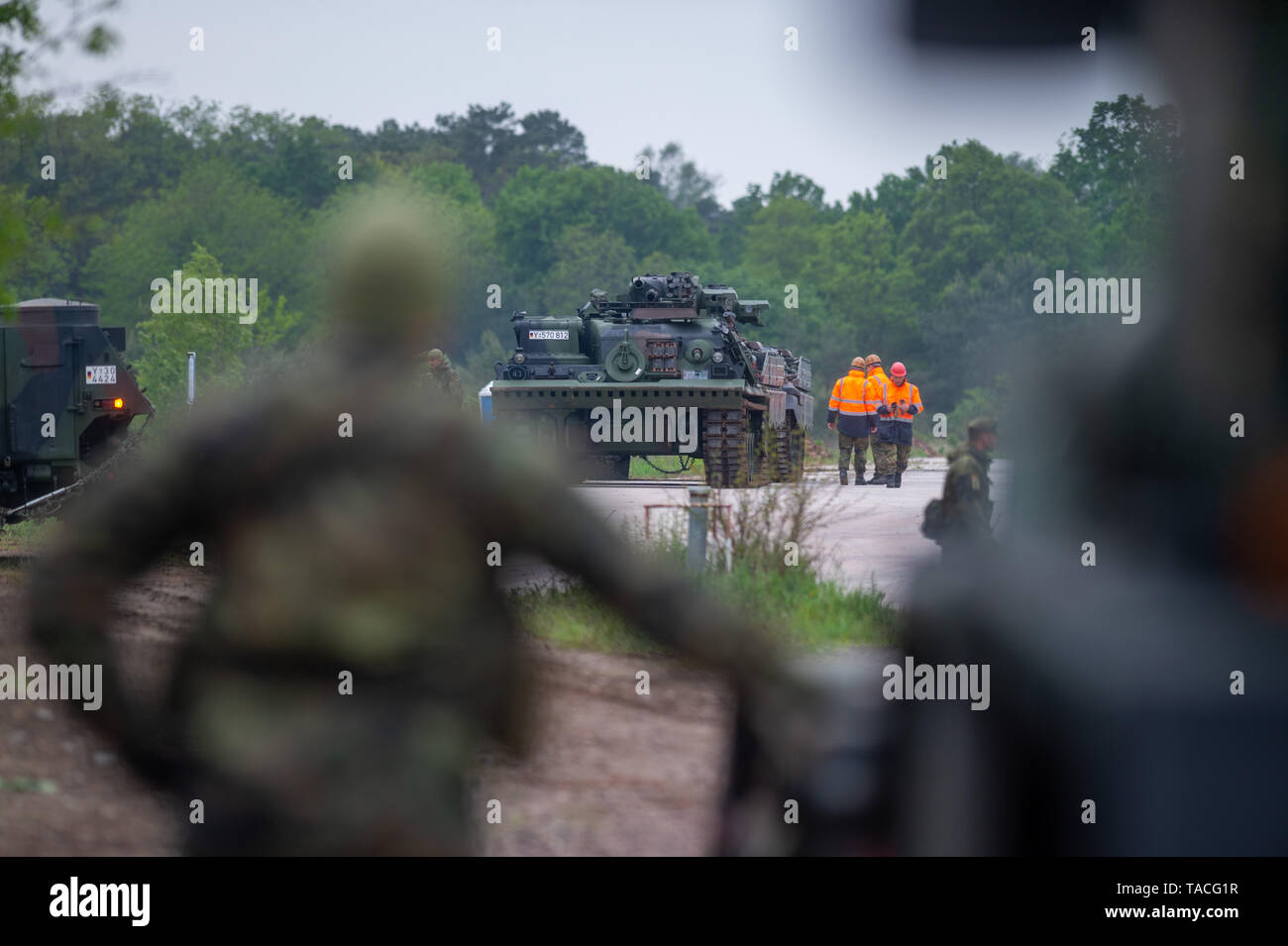 Altengrabow, Deutschland. 22. Mai, 2019. Soldaten der Logistik Bataillons 171, axony-Anhalt' warten auf die Verladung von Kettenfahrzeugen auf Tiefladern. Die Übertragung der schweren Ausrüstung von der Schiene auf die Straße war Teil eines Bataillons Feld ausüben. 600 Soldaten beteiligten sich an der Übung, die am 13. Mai 2019 begonnen und dauert bis zum 24. Mai 2019. Credit: Klaus-Dietmar Gabbert/dpa-Zentralbild/ZB/dpa/Alamy leben Nachrichten Stockfoto