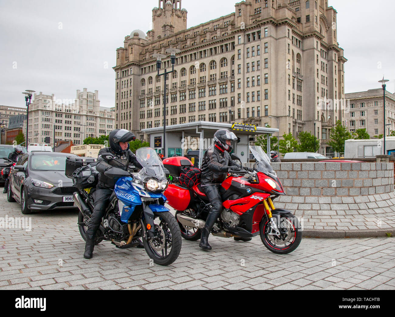 Liverpool, Merseyside. 24. Mai, 2019 UK Wetter: Schönes, ruhiges segeln Zustand bis zu 200 Motorradfahrer Warteschlange an Bord der Fähre auf die Isle of Man die Insel TT Rennen teilzunehmen. Zusätzliche Fährverbindungen werden hinzugefügt werden, um die große Nachfrage für die Zuschauer reisen Top motor sport Die diesjährige Woche der qualifizierenden Ereignis und die schnellste Straße Rennen auf dem Planeten zu besuchen, zu bewältigen. Credit: MediaWorldImages/AlamyLiveNews Stockfoto