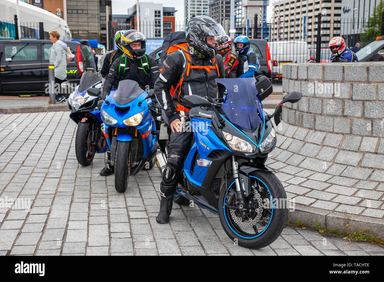 Liverpool, Merseyside. 24. Mai, 2019 UK Wetter: Schönes, ruhiges segeln Zustand bis zu 200 Motorradfahrer Warteschlange an Bord der Fähre auf die Isle of Man die Insel TT Rennen teilzunehmen. Zusätzliche Fährverbindungen werden hinzugefügt werden, um die große Nachfrage für die Zuschauer reisen Top motor sport Die diesjährige Woche der qualifizierenden Ereignis und die schnellste Straße Rennen auf dem Planeten zu besuchen, zu bewältigen. Credit: MediaWorldImages/AlamyLiveNews Stockfoto