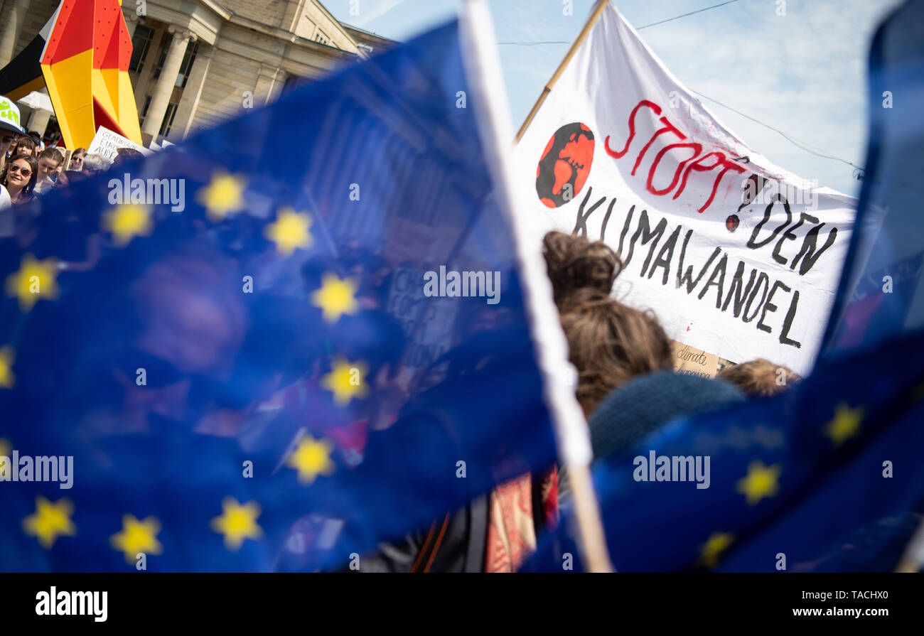 Stuttgart, Deutschland. 24. Mai, 2019. Schülerinnen Und Schüler Mit Top  Klima Ein Poster Beschriftung Ändern" Und Europäischen Flaggen Während Des  Freitags Für Zukunft - Klima Streiks Für Die Umsetzung Der Paris Welt