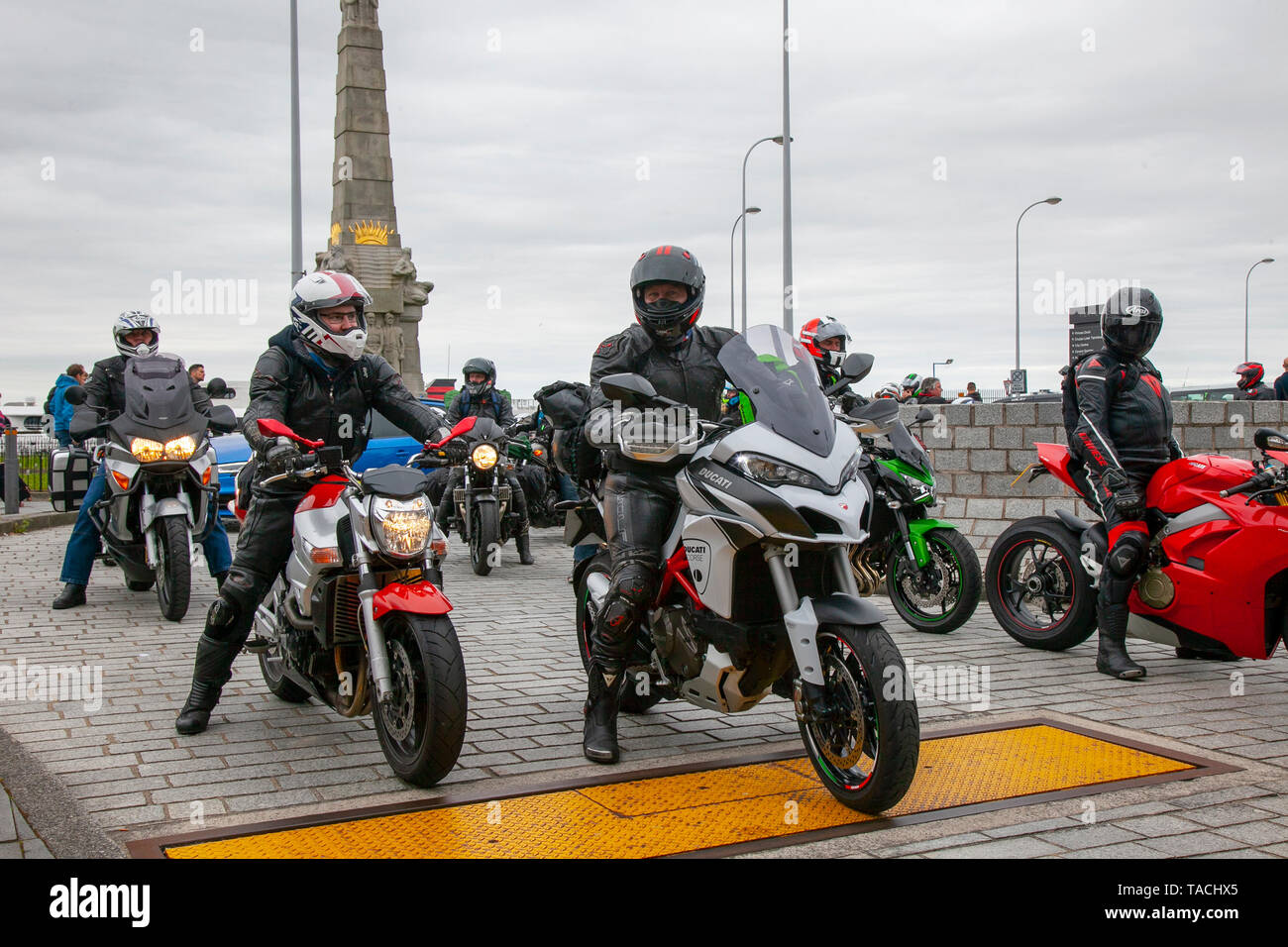 Liverpool, Merseyside. 24. Mai, 2019 UK Wetter: Schönes, ruhiges segeln Zustand bis zu 200 Motorradfahrer Warteschlange an Bord der Fähre auf die Isle of Man die Insel TT Rennen teilzunehmen. Zusätzliche Fährverbindungen werden hinzugefügt werden, um die große Nachfrage für die Zuschauer reisen Top motor sport Die diesjährige Woche der qualifizierenden Ereignis und die schnellste Straße Rennen auf dem Planeten zu besuchen, zu bewältigen. Credit: MediaWorldImages/AlamyLiveNews Stockfoto