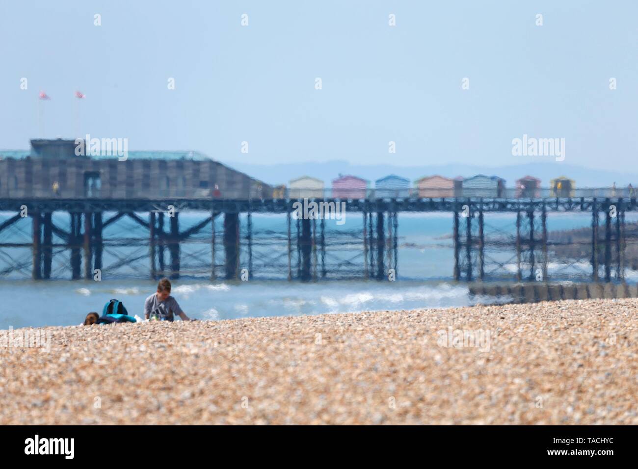 Hastings, East Sussex, UK. 24. Mai, 2019. UK Wetter: Heiß und sonnig in der Küstenstadt Hastings an der Südostküste. Die flimmernde Hitze vom Strand ist auffällig, wie wenige Leute liegen und Sonnenbaden in den herrlichen Sonnenschein. Foto: Paul Lawrenson/Alamy leben Nachrichten Stockfoto