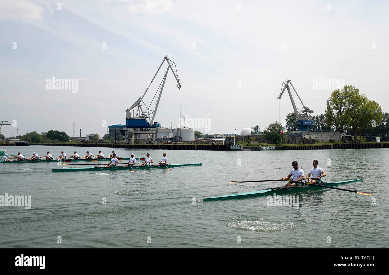 Dortmund, Deutschland. 24. Mai, 2019. Feature, der Deutschland Achter, Vierer ohne Steuermann und die beiden ohne Steuermann auf dem Dortmund-Ems-Kanal vor dem Dortmunder Hafen, Aktion. Rudern, Präsentation Germany-Achter, am 23.05.2019 in Dortmund/Deutschland. | Verwendung der weltweiten Kredit: dpa/Alamy leben Nachrichten Stockfoto