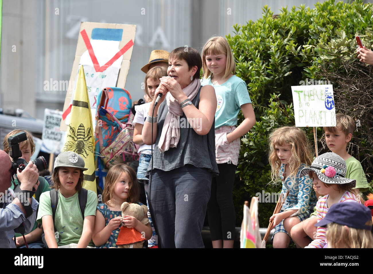 Brighton, UK. 24. Mai, 2019. Caroline Lucas die Grüne Partei MP für Brighton Pavillon die Tausende Studenten und Schüler in Brighton heute auf das globale Klima Streik für die Zukunft als Teil einer koordinierten Tag des Klimawandels Proteste in der ganzen Welt. Hunderttausende Kinder und Jugendliche sind zu Fuß aus Lektionen, die heute weltweit als die Schule Streikbewegung fährt fort zu wachsen. Foto: Simon Dack/Alamy leben Nachrichten Stockfoto