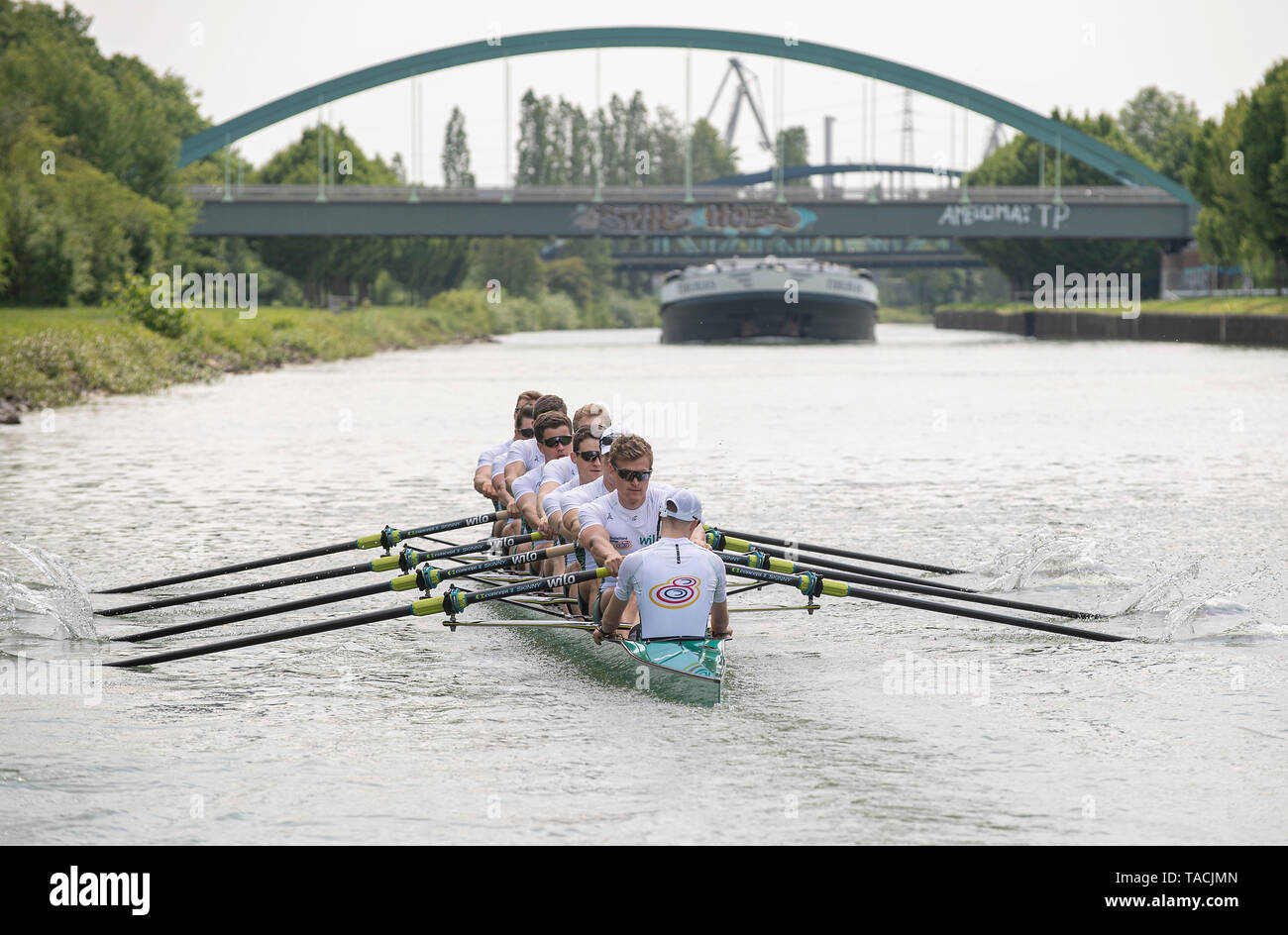 Feature, der Deutschland Achter vor einem Schiff auf dem Dortmund-Ems-Kanal, von unten Steuermann Martin Sauer, batsman Hannes OCIK, Richard Schmidt, Malte JAKSCHIK, Christopher Reinhardt, goalben JOHANNESEN, Jakob Schneider, Laurits FOLLERT, Johannes WEISSENFELD, Aktion. Rudern, Präsentation Germany-Achter, am 23.05.2019 in Dortmund/Deutschland. | Verwendung weltweit Stockfoto