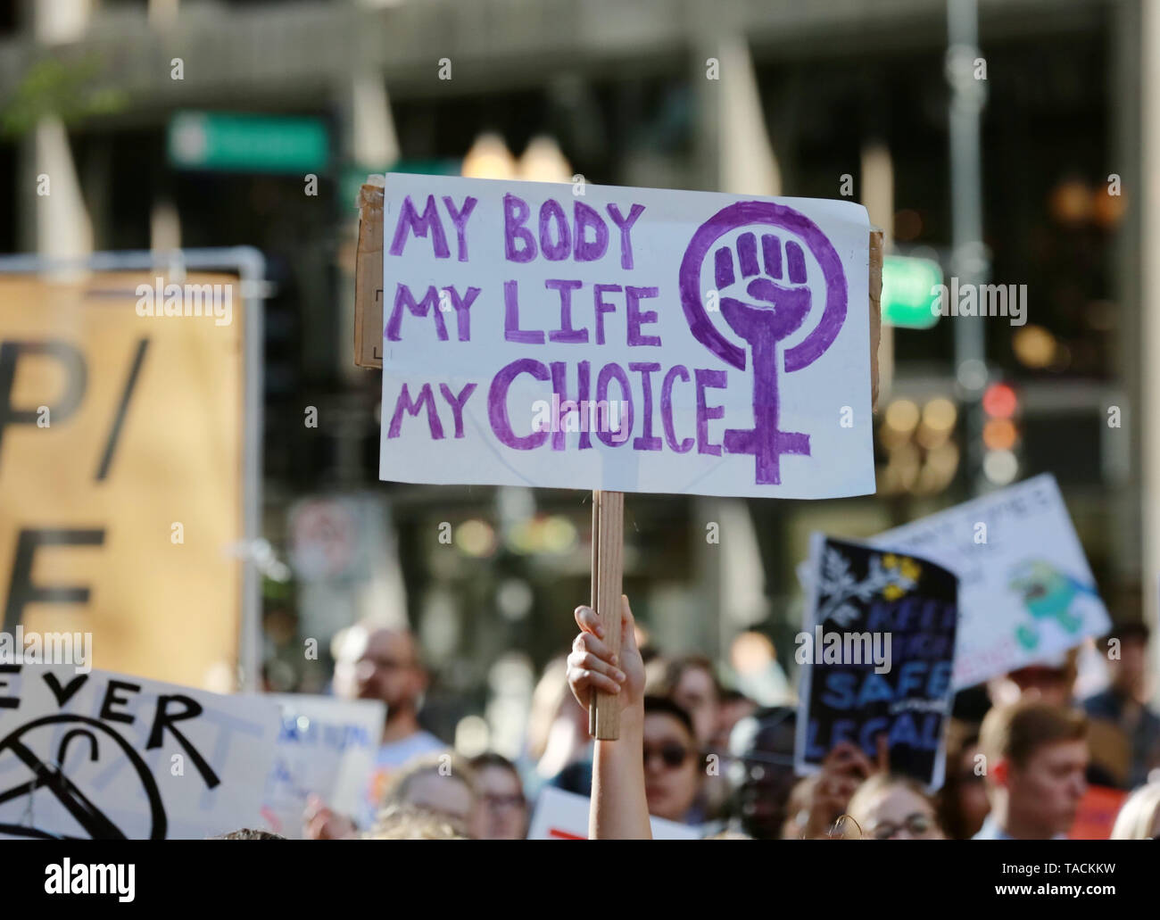 Chicago, USA. 23 Mai, 2019. Menschen die Teilnahme an einem Protest gegen Abtreibung Verbot an Daley Plaza in der Innenstadt von Chicago, USA, am 23. Mai 2019. Credit: Wang Ping/Xinhua/Alamy leben Nachrichten Stockfoto