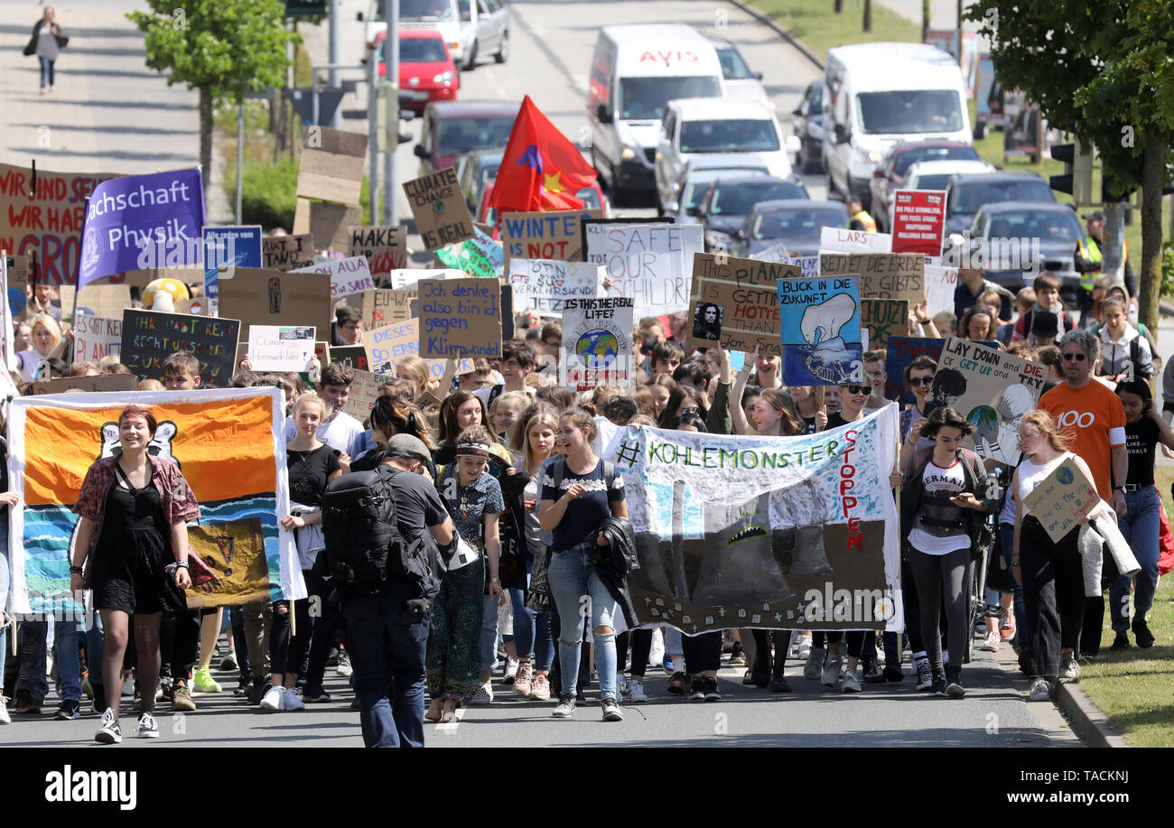 Rostock, Deutschland. 24. Mai, 2019. Schülerinnen und Schüler mit Protest Poster mit Top carbon Monster der Inschrift "während des Freitags für Zukunft - Klima Streiks für die Umsetzung der Paris Welt Klimaabkommen demonstrieren. Der Anruf für Demonstrationen war auch vor dem Hintergrund der aktuellen europäischen Wahlen gemacht hat. Quelle: Bernd Wüstneck/dpa/Alamy leben Nachrichten Stockfoto