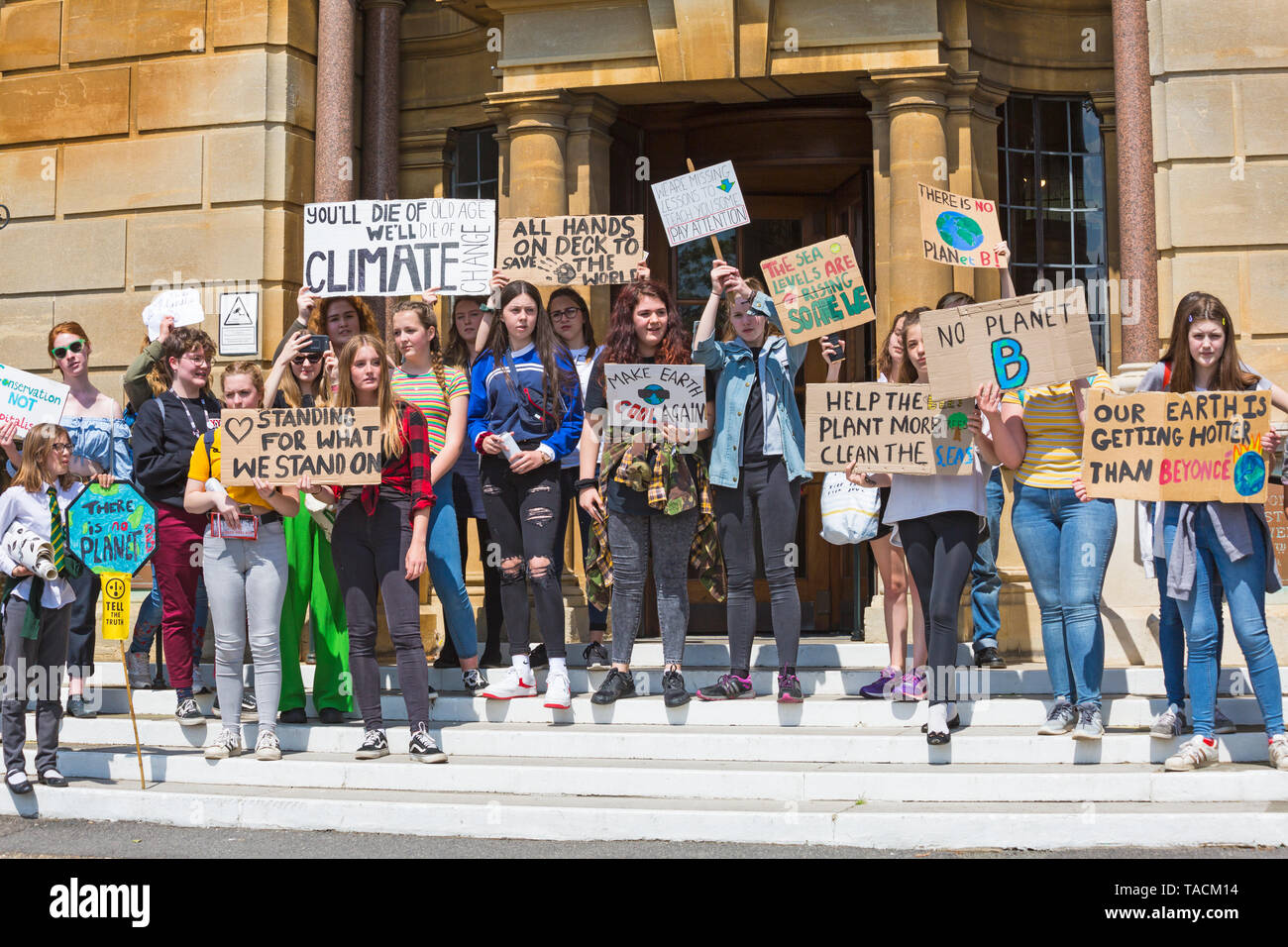 Bournemouth, Dorset, Großbritannien. 24. Mai 2019. Jugend Streik 4 Klima versammeln sich in Bournemouth Platz mit ihren Meldungen über den Klimawandel, vor dem Marsch zum Rathaus, wo es einen langen Brief auf Tapeten Rollen von Unterstützern unterzeichnet von Simon Bull. empfangen Credit: Carolyn Jenkins/Alamy leben Nachrichten Stockfoto