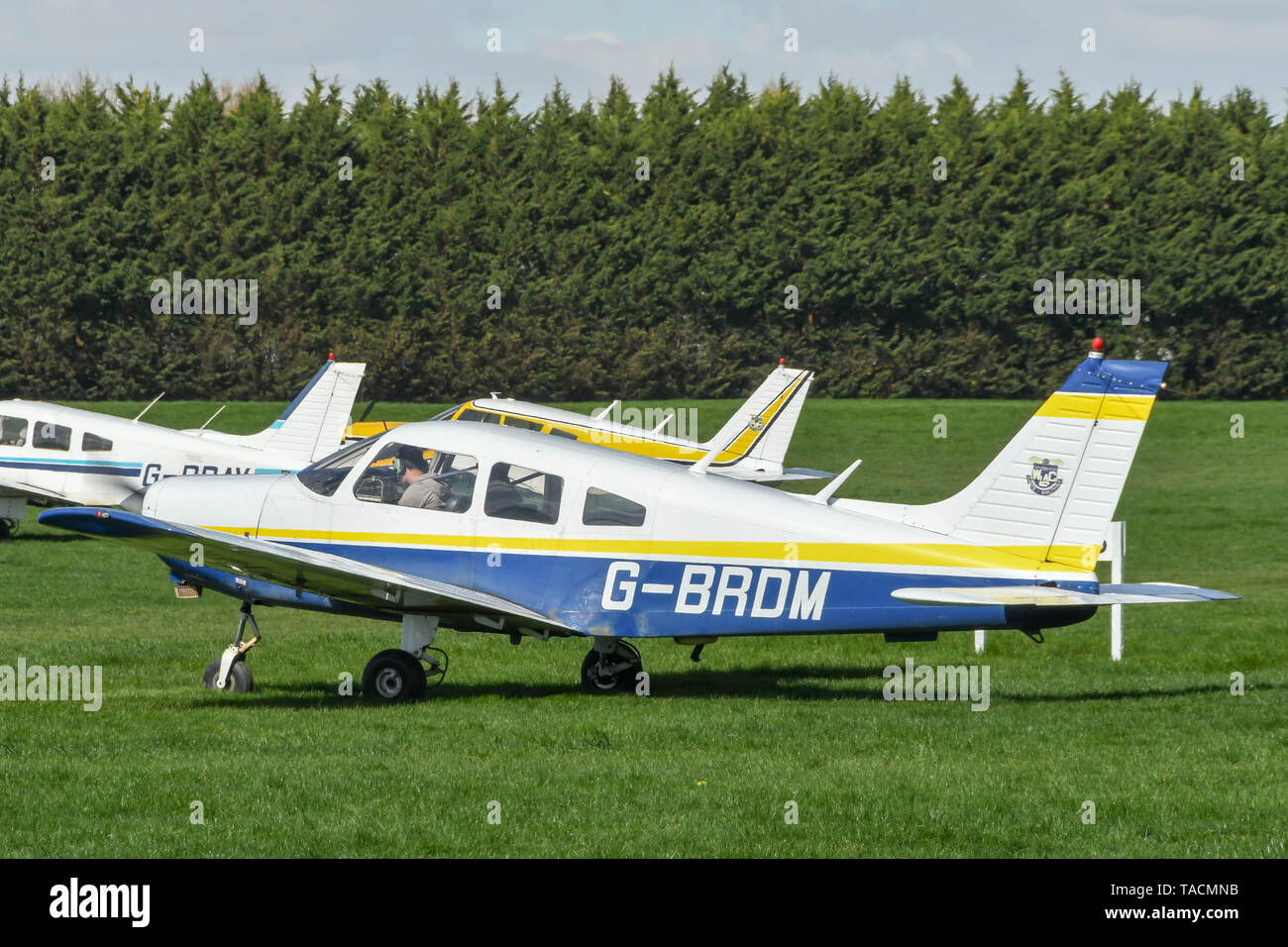WHITE WALTHAM, ENGLAND - MÄRZ 2019: Piper PA 28 Cherokee Warrier der West London Aero Club am Weißen Walhtam Flugplatz. Stockfoto