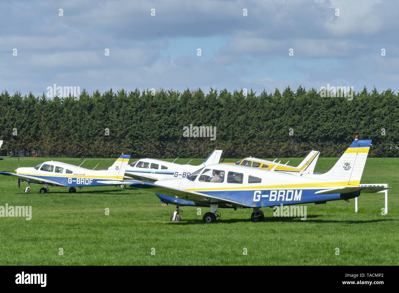 WHITE WALTHAM, ENGLAND - MÄRZ 2019: Piper PA 28 Cherokee Warrier der West London Aero Club am Weißen Walhtam Flugplatz. Andere Flugzeuge sind in geparkt Stockfoto