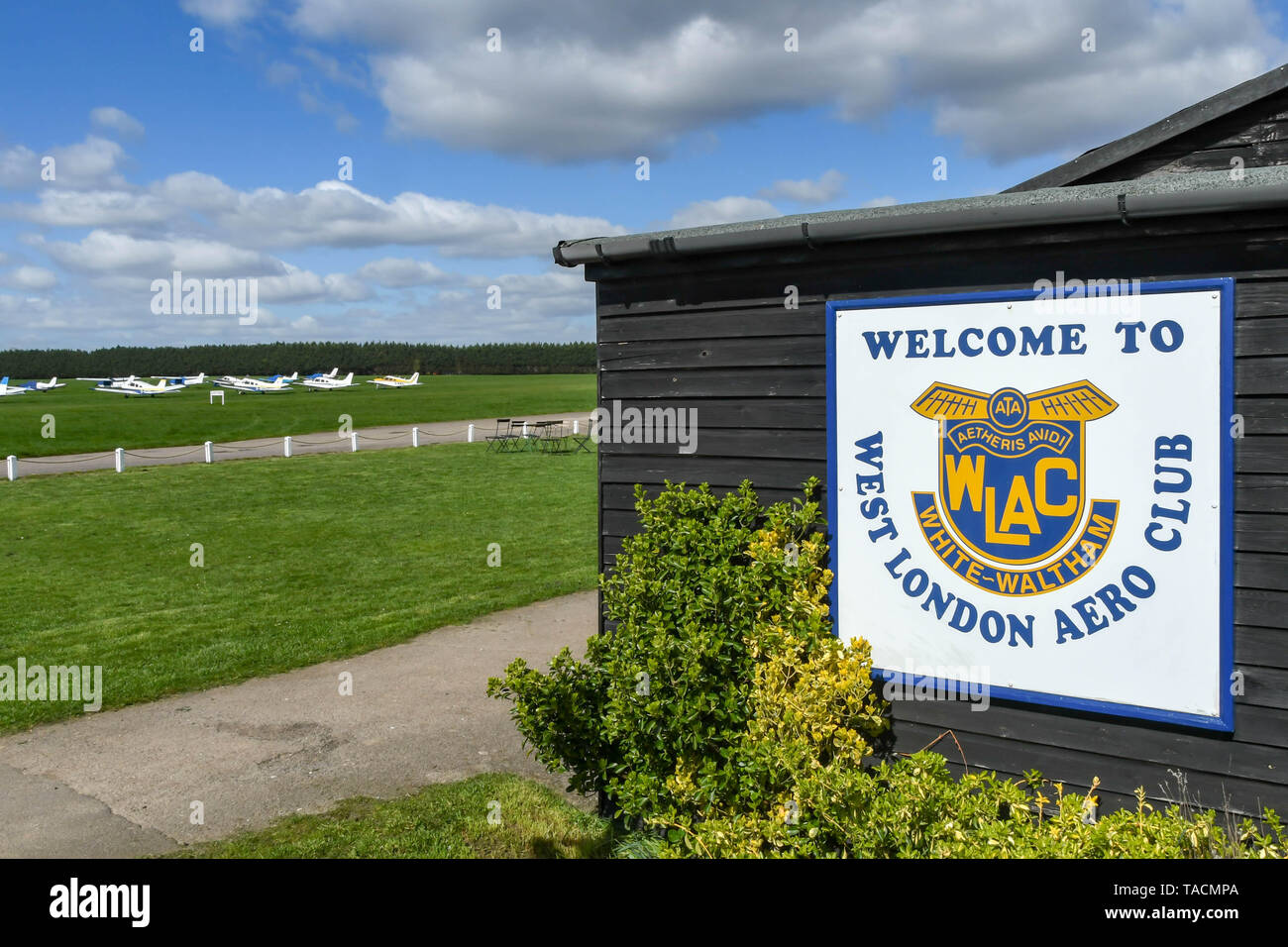 WHITE WALTHAM, ENGLAND - MÄRZ 2019: West London Aero Club Zeichen auf der Seite eines Gebäudes am Weißen Walhtam Flugplatz. Stockfoto