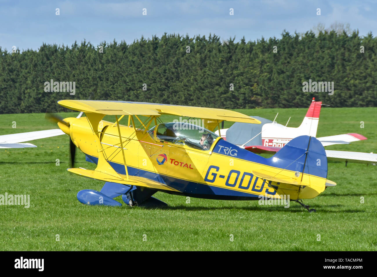 WHITE WALTHAM, ENGLAND - MÄRZ 2019: Pitts Special aerobatic Flugzeug rollt für Sie an der weißen Walhtam Flugplatz nehmen. Stockfoto