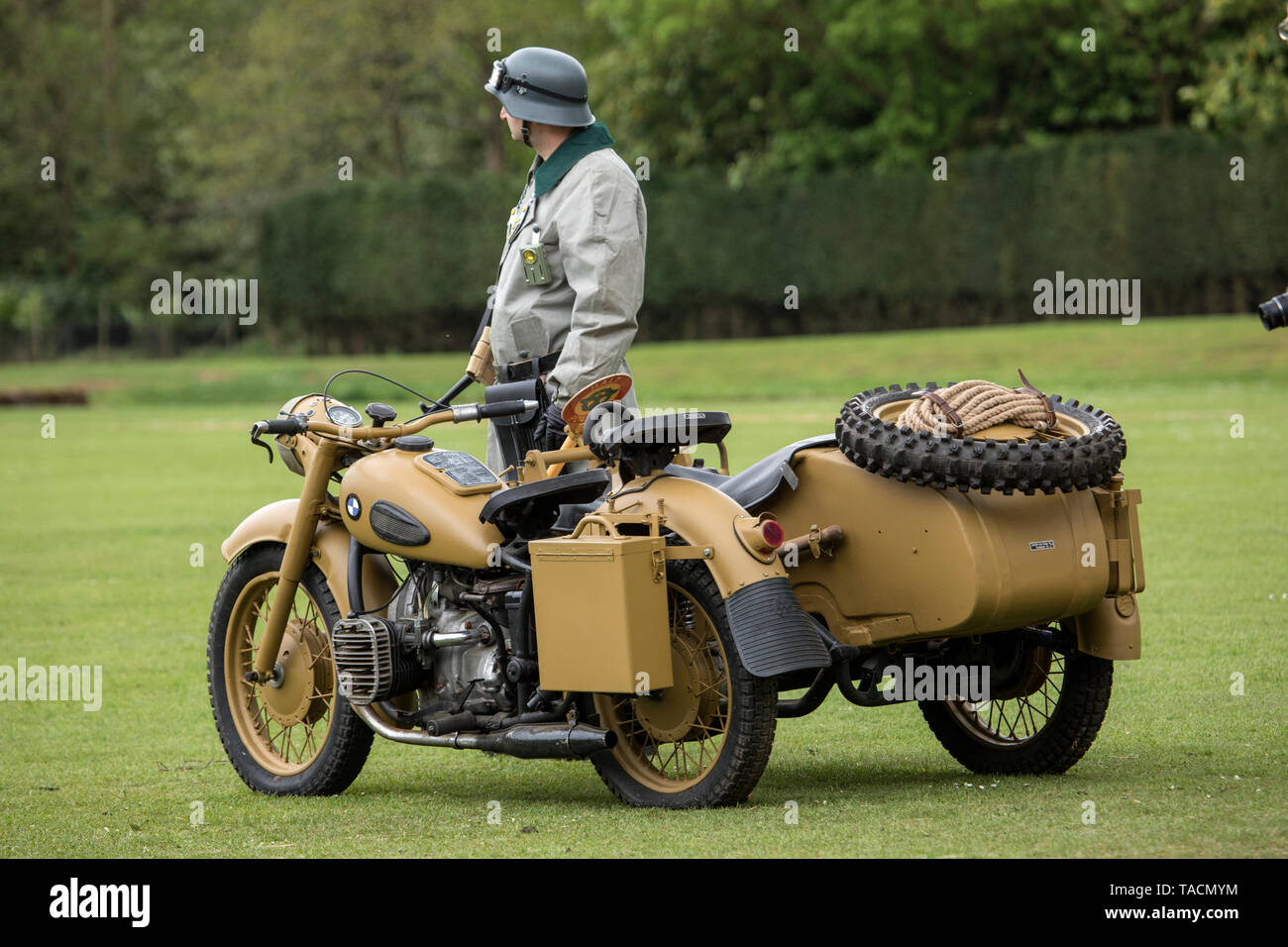 Deutscher Soldat mit BMW Motorrad und seitenwagen von WW2 Stockfoto