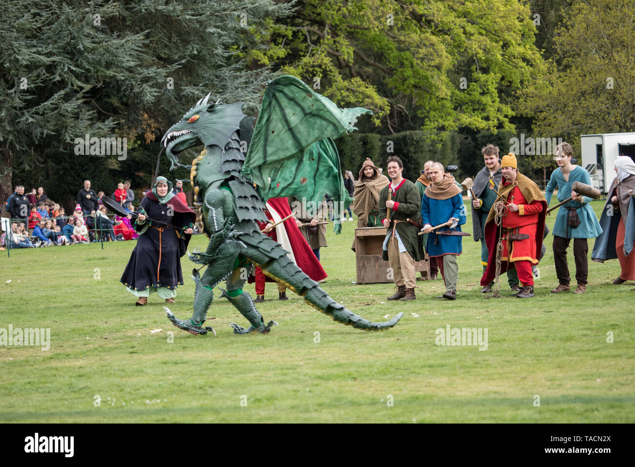 Dragon bei Festival das St George's im Park entreißen, Silsoe, Bedfordshire, England Stockfoto