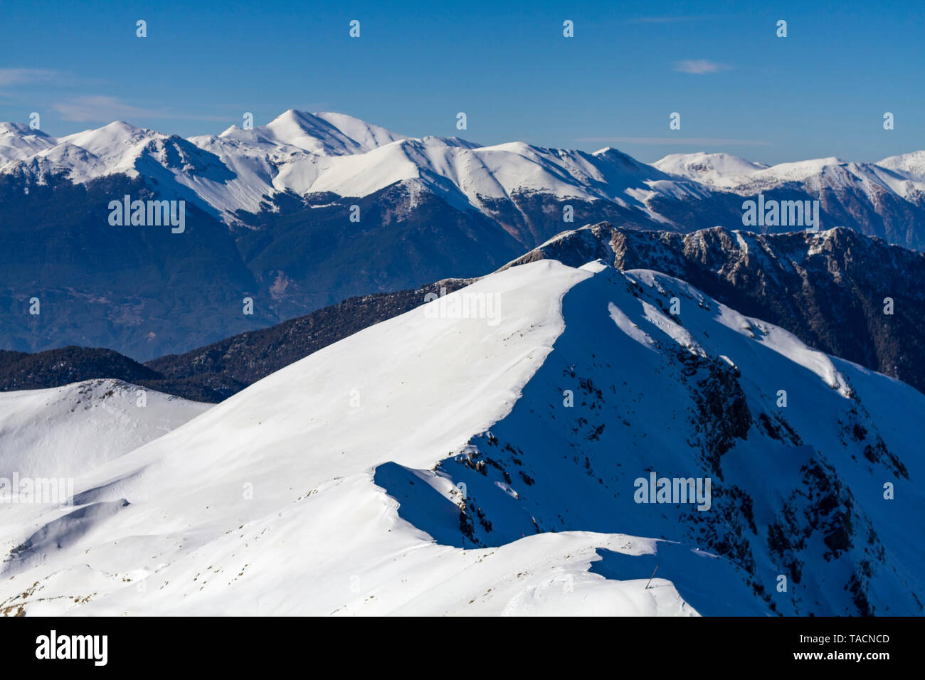 Schneebedeckte Berge und Gebirge in der Rückseite Stockfoto