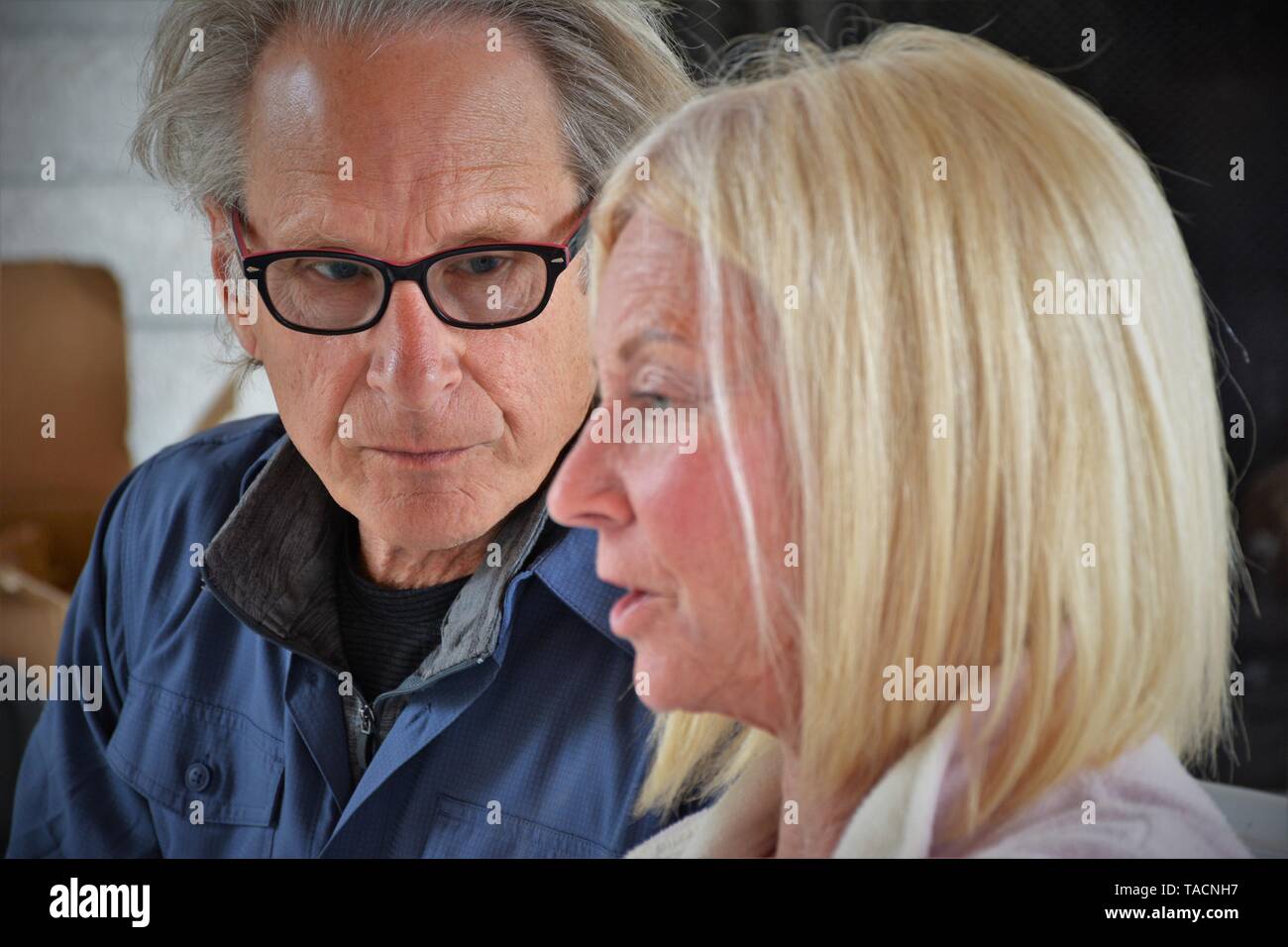 Mann und Frau im Gespräch bei Familientreffen in Kalifornien USA 50 Stockfoto