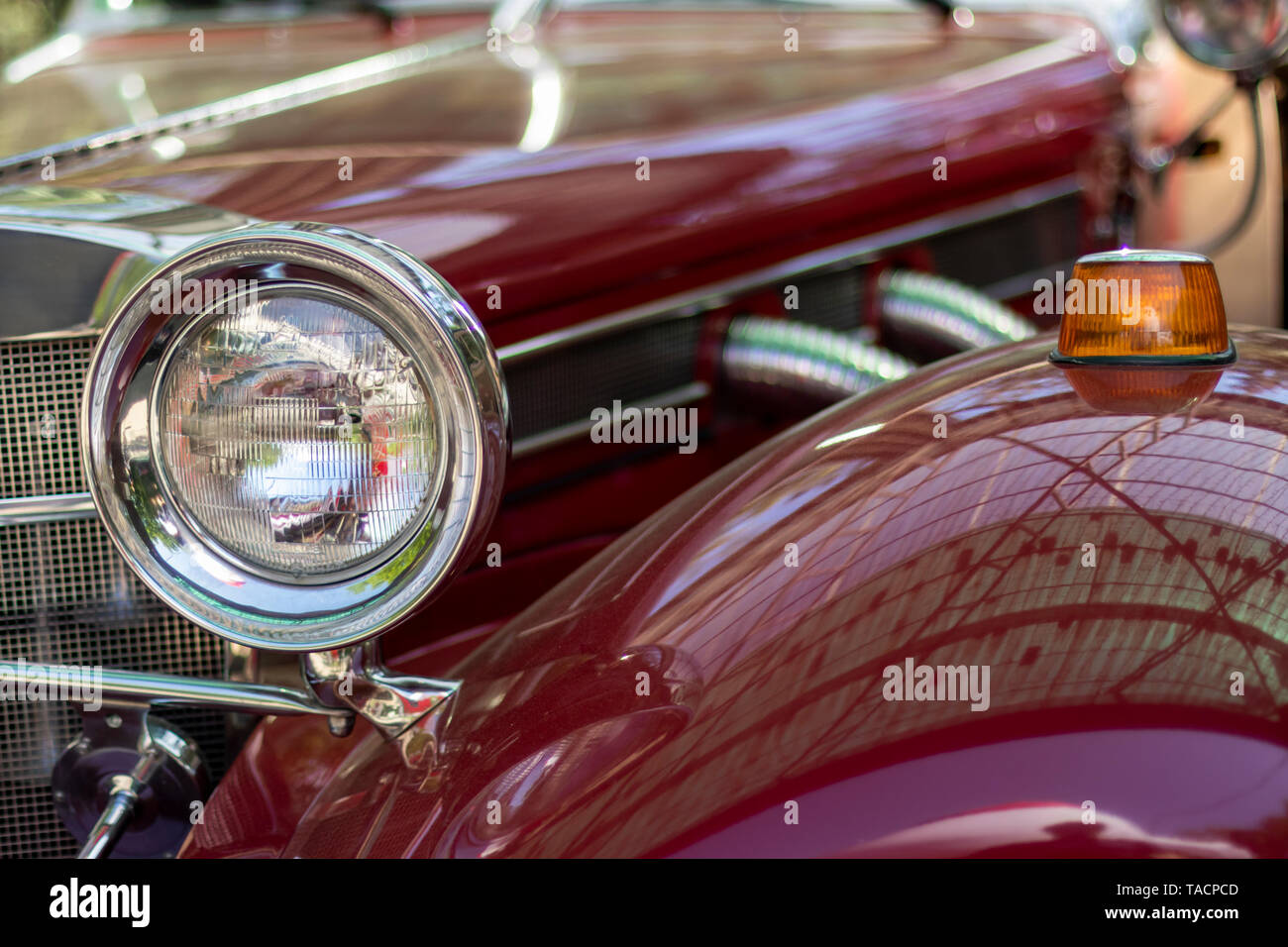 Retro Auto Scheinwerfer. Alte Vintage Chrom vorne Licht. Klassiker