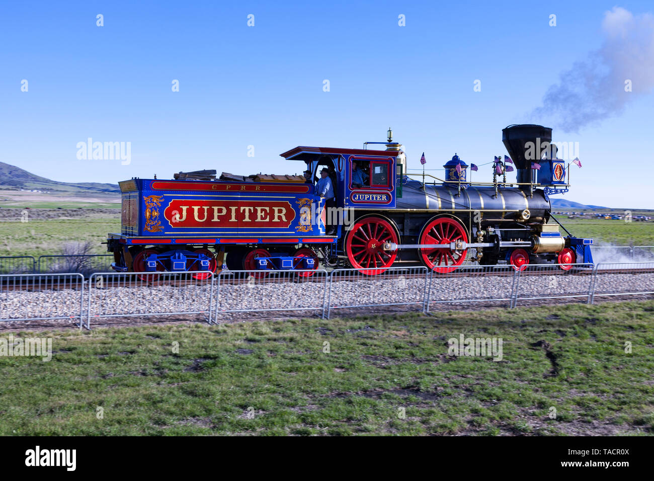 Die Central Pacific Railroad die Lokomotive Nr. 60, die Jupiter, macht seinen Weg in die richtige Position für die Zeremonien feiern das 150jährige Jubiläum der Co Stockfoto