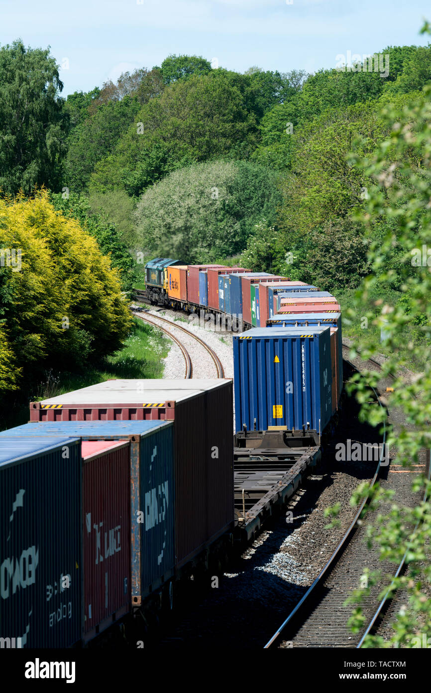 Eine Class 66 Diesel Lokomotive zieht ein freightliner Zug, Hatton Bank, Warwickshire, Großbritannien Stockfoto
