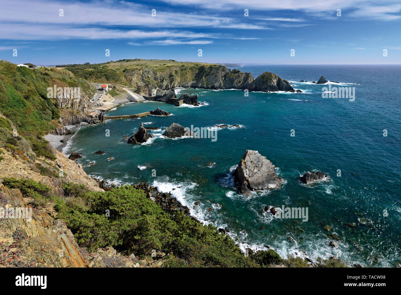 Anzeigen eines wilden felsigen Atlantikküste mit Felsen im Meer und Hohen xist Klippen Stockfoto